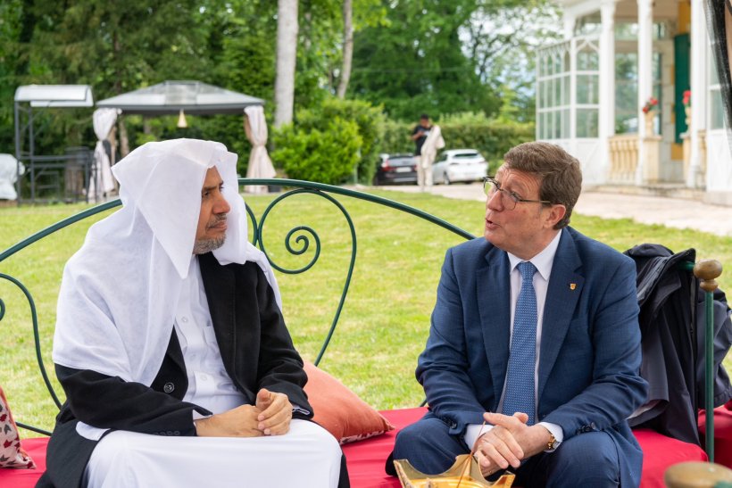 با حضور رئیس دولت ژنو جناب : مائورو پوجیا، و تعدادی از نمایندگان پارلمان سوئیس، و مقامات بین المللی، اعضای هیئت دیپلماتیک در ژنو، و حضور روحانیون و علماء: