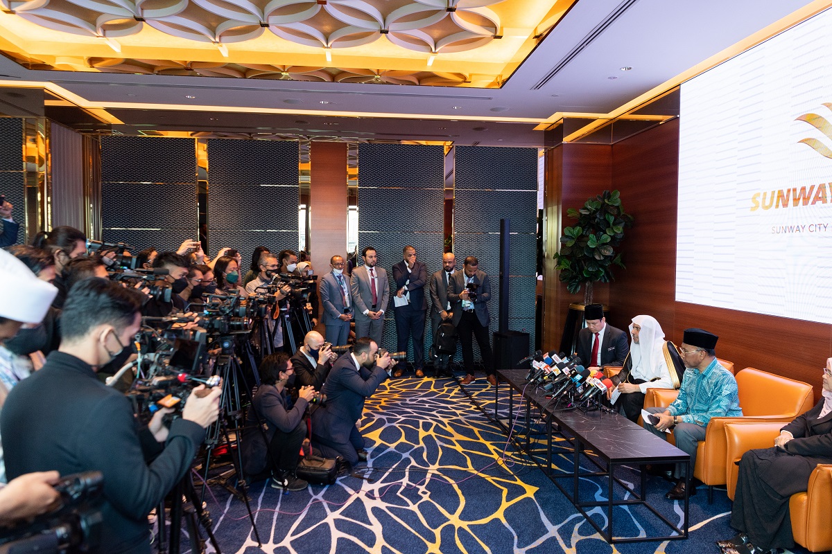 Setelah mengadopsi isinya dalam kurikulum agama dan melatih para imam di Asia, Afrika, dan Amerika, Liga Dunia Muslim menghargai interaksi Islam dan internasional yang hebat untuk referensi Dokumen Al-Mukarramah Makkah.