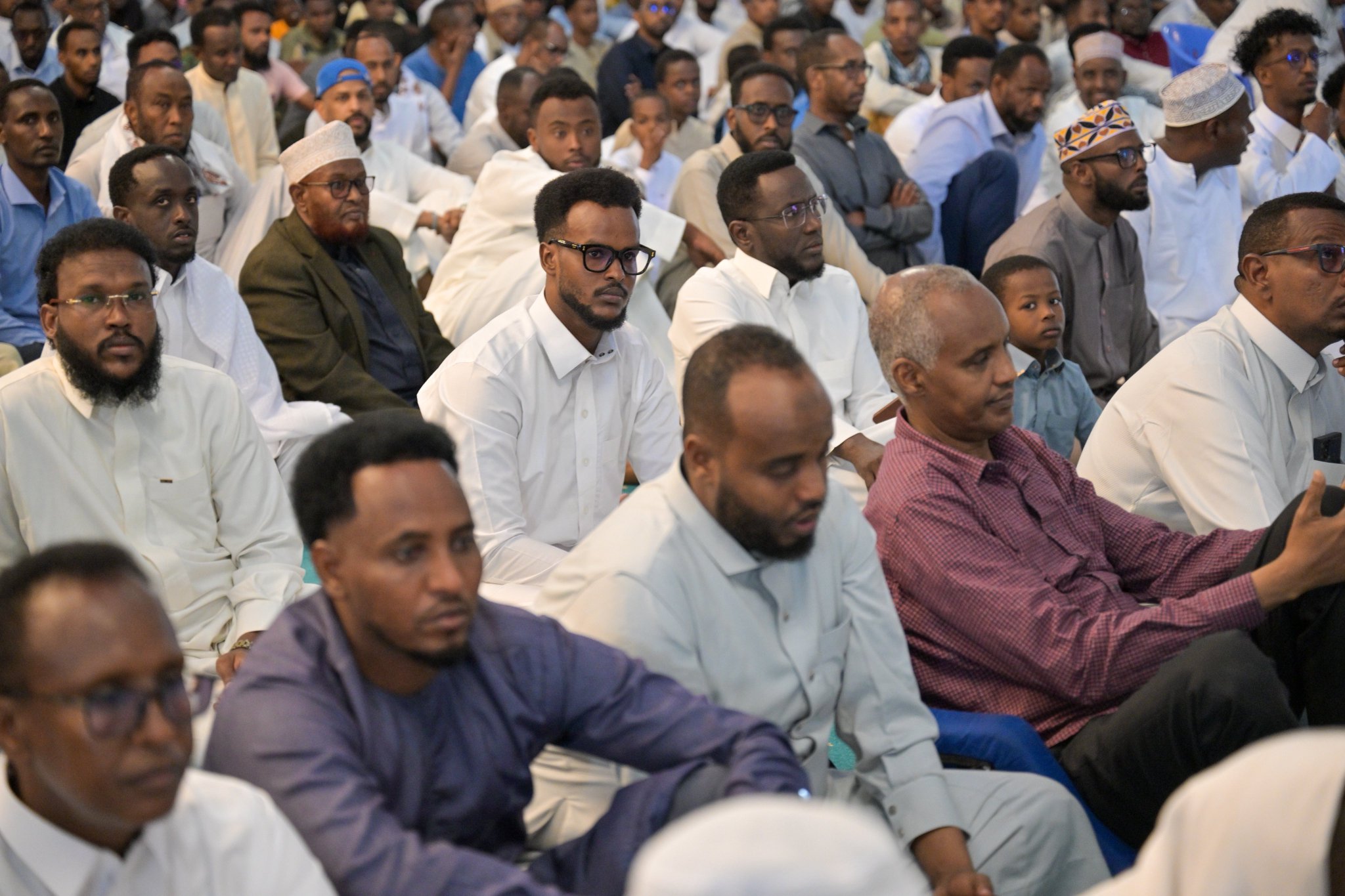 El Sheij Dr. Mohammed Al-Issa , Secretario general, pronuncia el sermón desde el púlpito de la Gran Mezquita de Mogadiscio