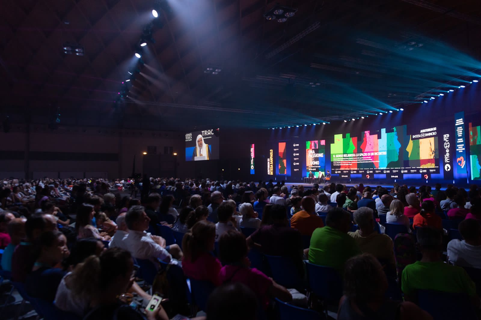 A partir de la plate-forme du plus grand forum européen de la jeunesse auquel participe environ un million de visiteurs, cheikh Alissa affirme que la liberté s'arrête aux lois des pays et à leurs valeurs sociétales.