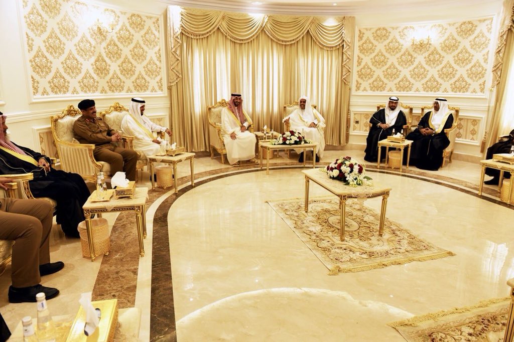 Le Prince Abdallah bin Bandar bin Abdelaziz, adjoint du gouverneur de la Mecque visitant le SG de la LIM, membre du comité des grands savants, Cheikh Abdelkarim Al-Issa dans sa demeure