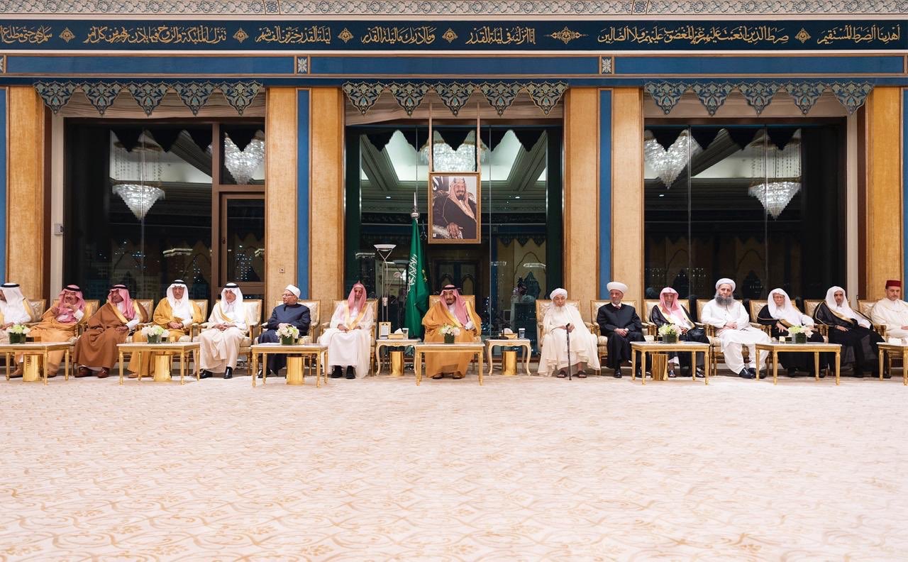 خادم الحرمين الشريفين يستقبل العلماء المشاركين في مؤتمر ⁧رابطة العالم الإسلامي⁩ ويتسلم ⁧وثيقة مكة المكرمة⁩ من كبار علماء الأمة الإسلامية