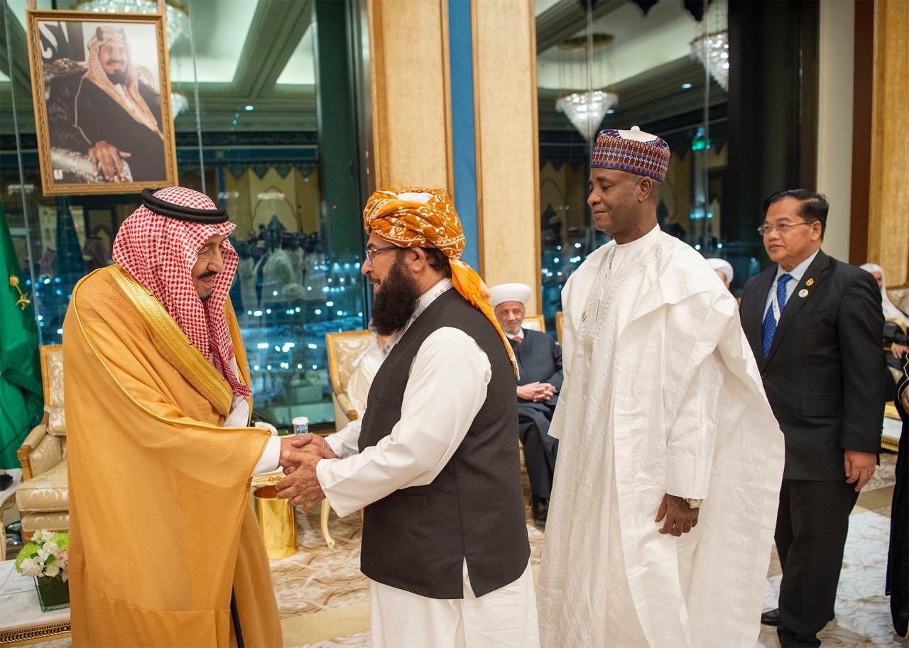 خادم الحرمين الشريفين يستقبل العلماء المشاركين في مؤتمر ⁧رابطة العالم الإسلامي⁩ ويتسلم ⁧وثيقة مكة المكرمة⁩ من كبار علماء الأمة الإسلامية