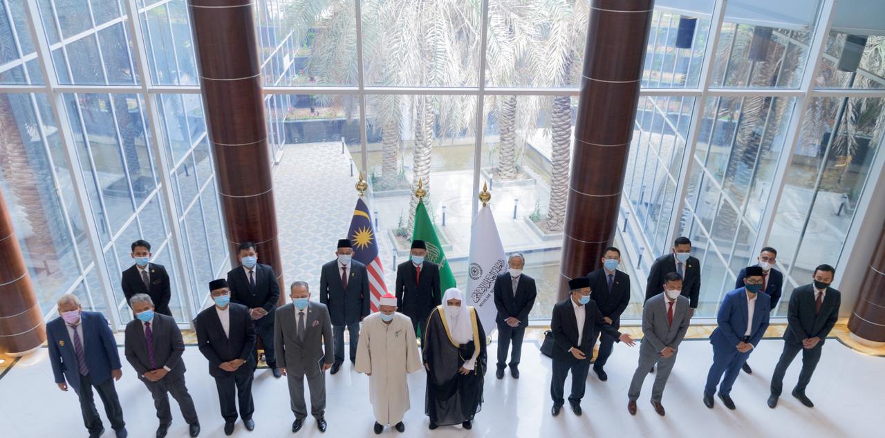 Mohammad Alissa reçoit le Ministre des affaires religieuses de Malaisie Dou Kifle Elbakri avec la délégation de ministres qu’il préside pour un entretien portant sur des sujets communs entre la LIM et diverses entités malaisiennes.