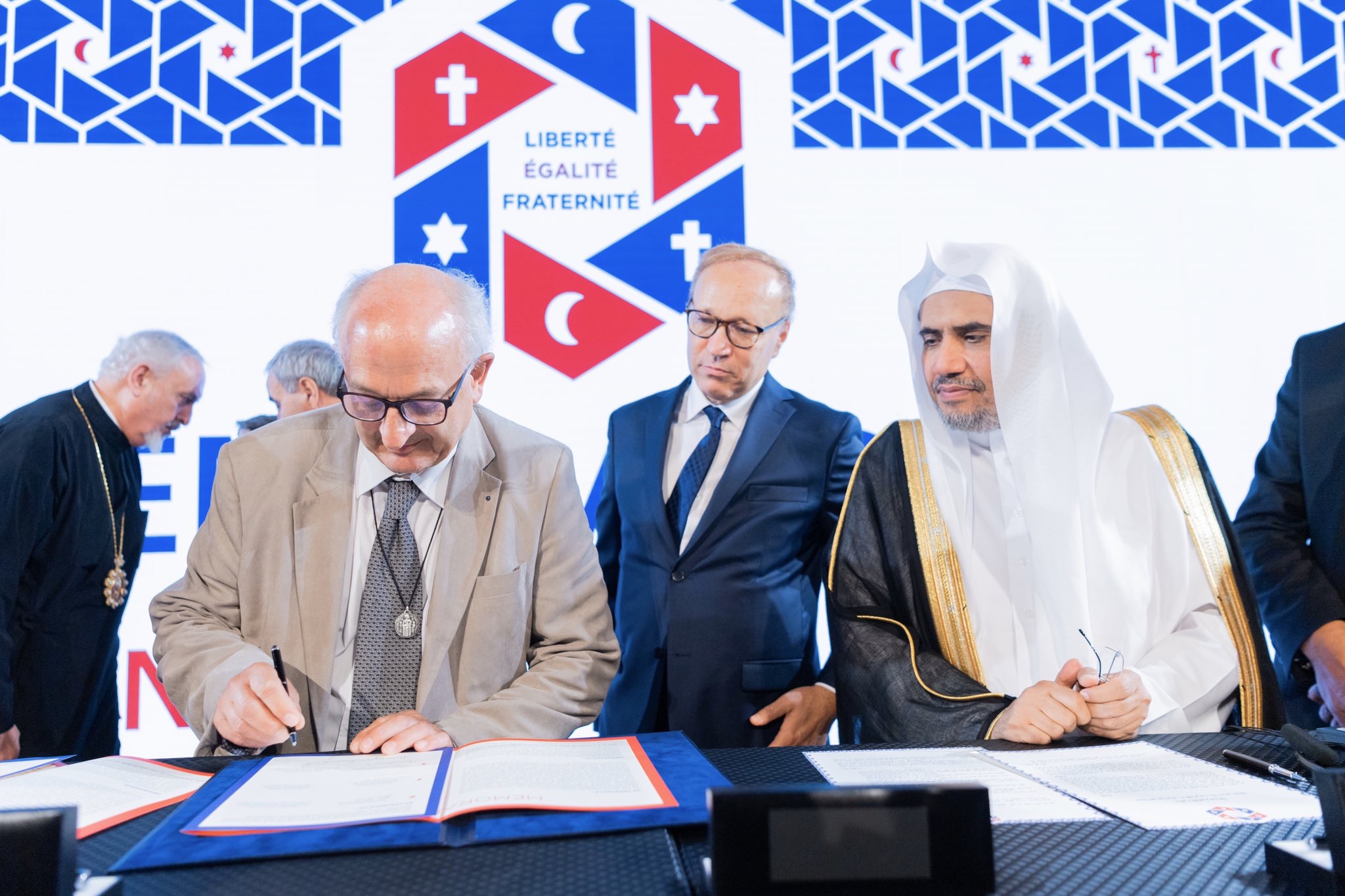 Un évènement historique :  La signature des accords de Paris pour la famille abrahamique en présence des responsables religieux  français juifs catholiques orthodoxes protestants avec l’organisation la participation la signature du SG de la LIM ainsi que le soutien de la FIF.