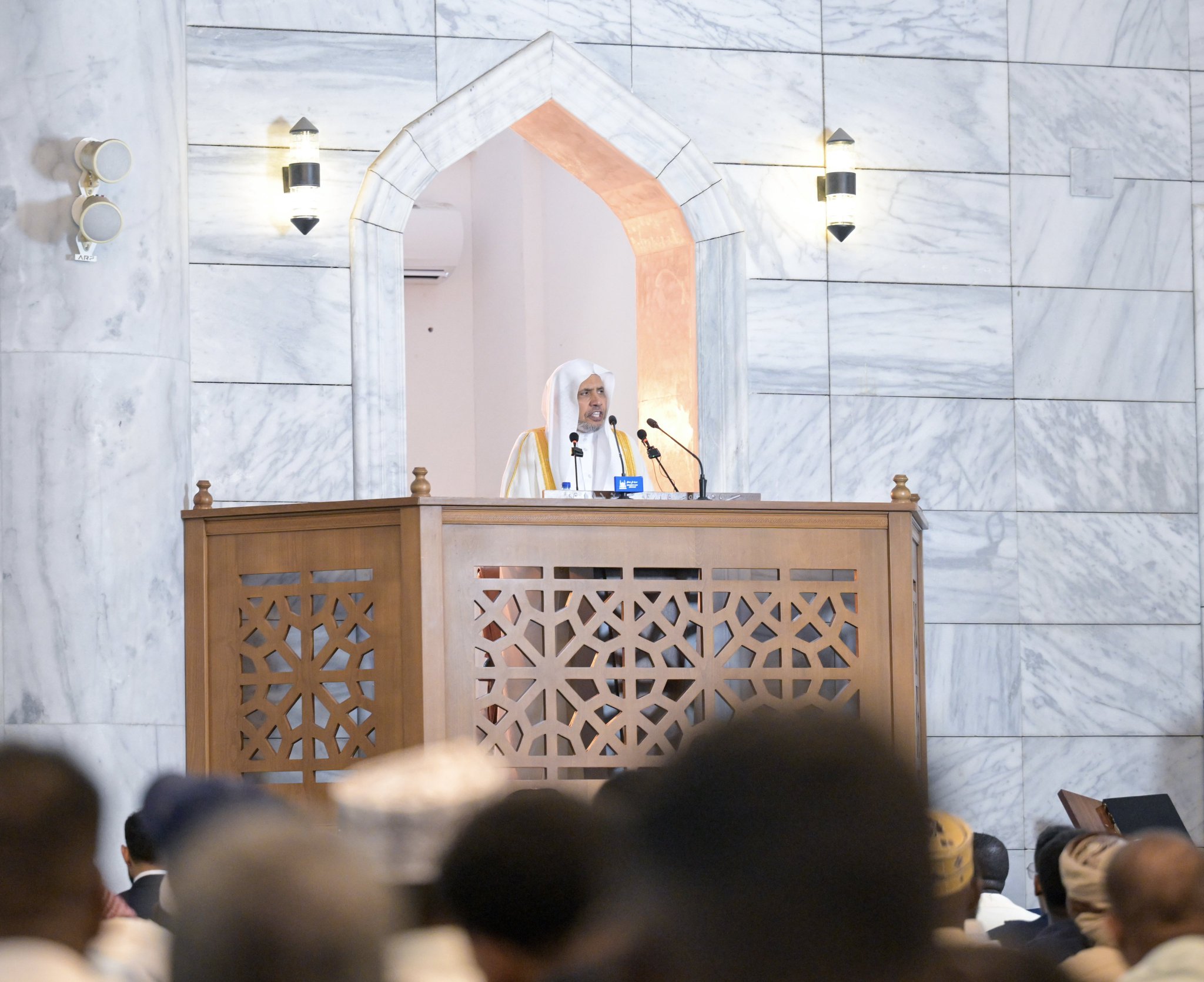 El Sheij Dr. Mohammed Al-Issa , Secretario general, pronuncia el sermón desde el púlpito de la Gran Mezquita de Mogadiscio