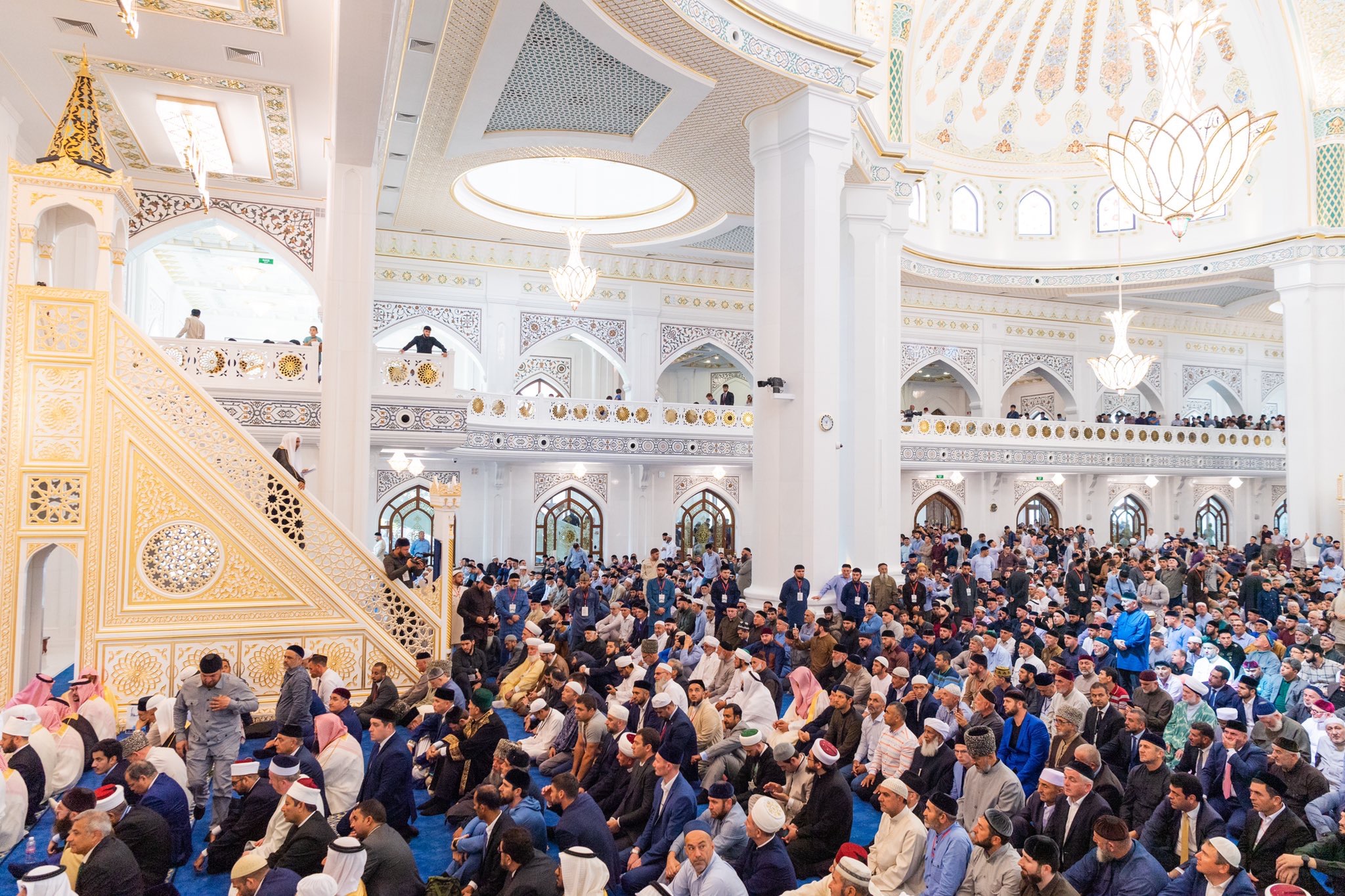 چیچینیا کے صدر محترم جناب رمضان قادیروف، آج اسلامی ممالک کے سربراہان کے نمائندگان، نامور اسلامی شخصیات اور وزارء کی موجودگی میں، یورپ میں سب سے بڑے جامع مسجد کے  افتتاحی تقریب کے بعد، عزت مآب شیخ ڈاکٹر محمد العیسی کو جامع مسجد میں پہلے خطبۂ جمعہ کی دعوت دے رہے ہیں