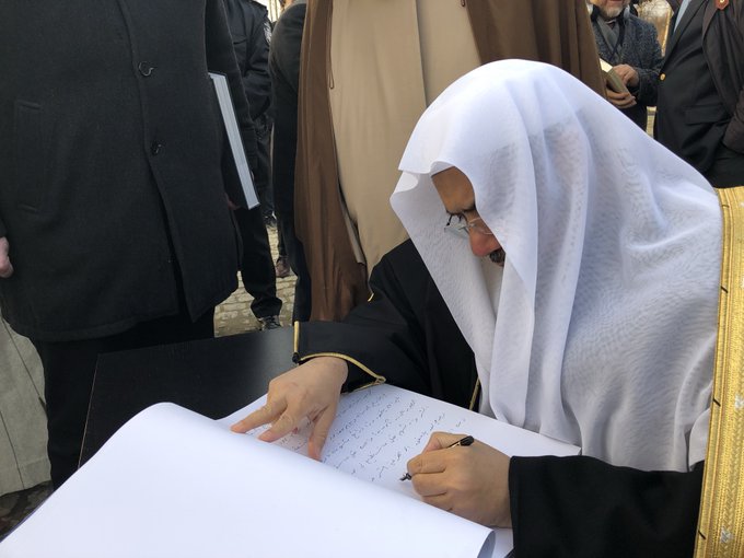 HE Dr. Mohammad Alissa signs the Visitors’ Book at Auschwitz Museum, expressing interfaith solidarity and hopes that such crimes will never be repeated