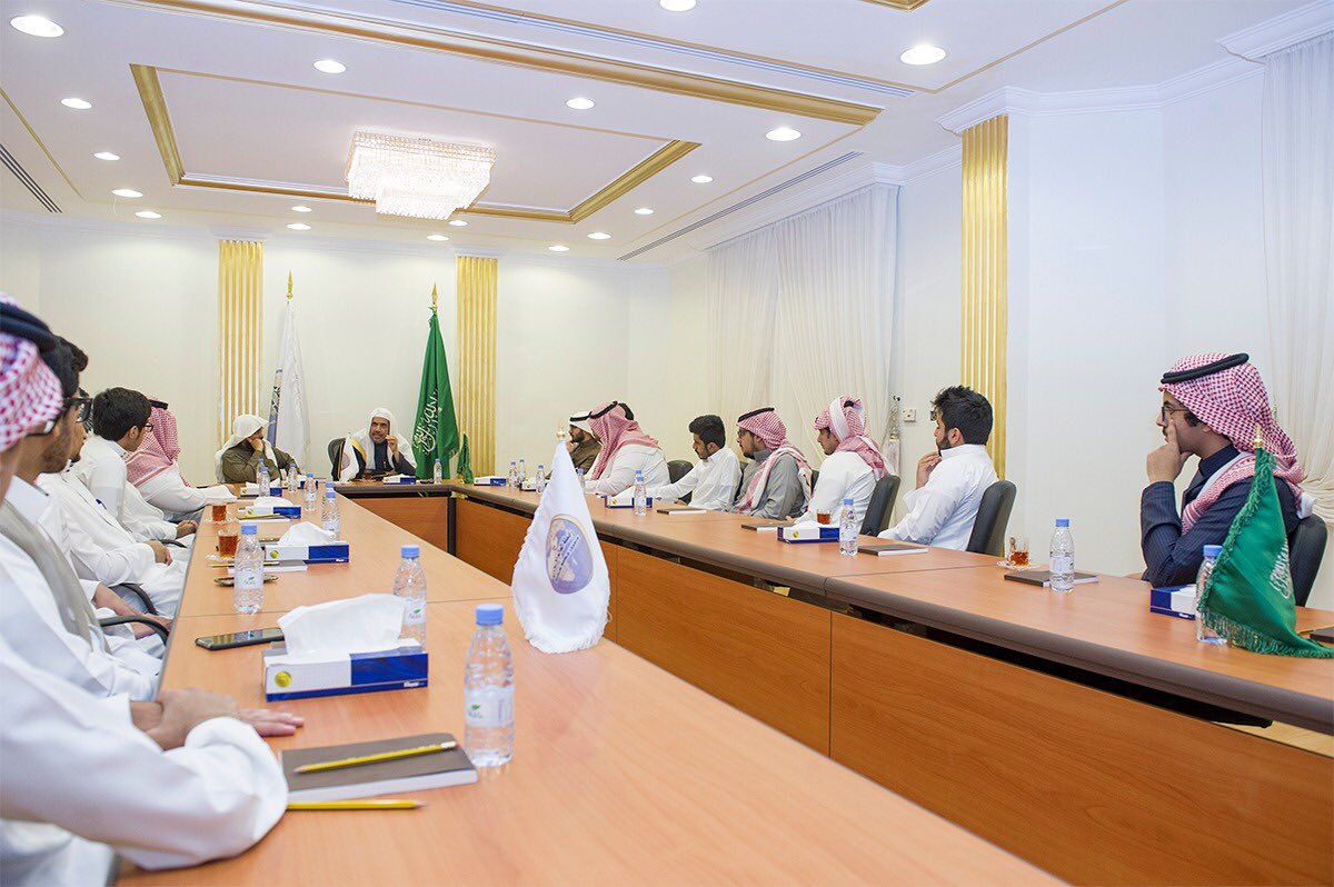 In  his office HE the SG met a number of students of the KSU’s Faculty of Law and Political Sciences in the presence of Dr. Salem Almutairi.