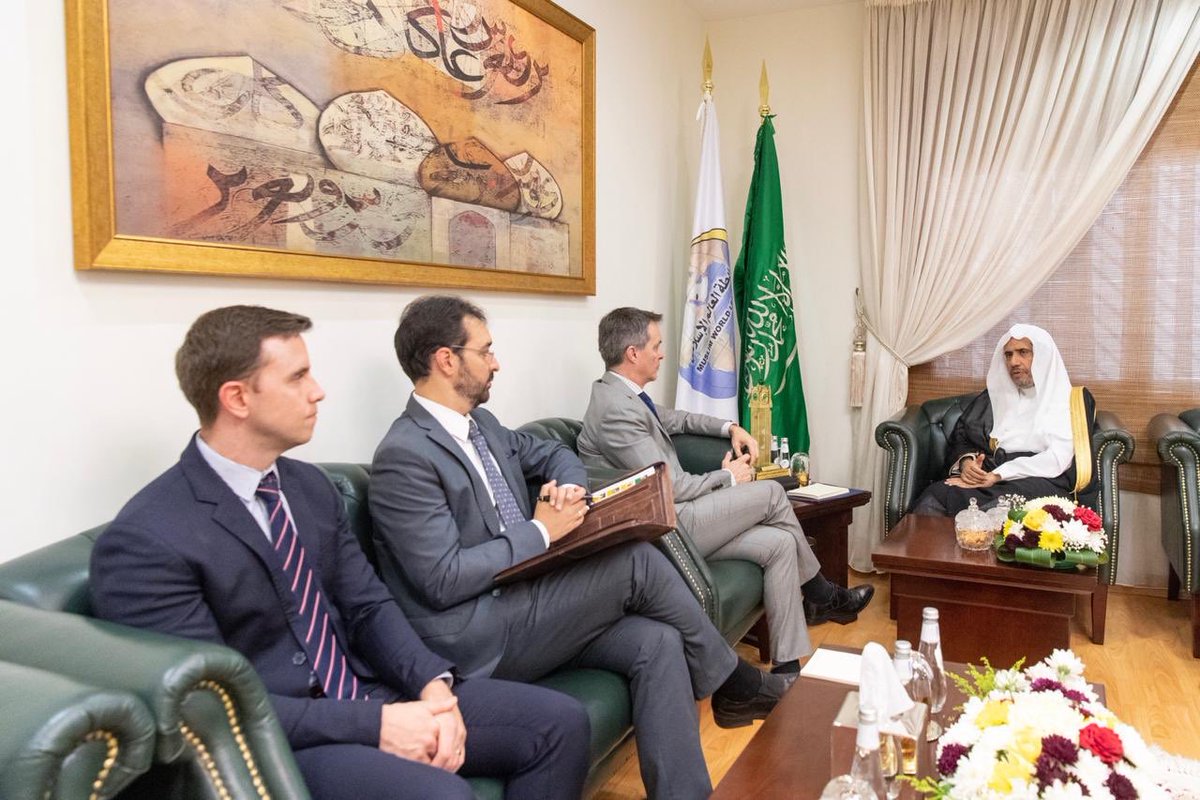 التقى الشيخ د.محمد العيسى في مكتبه بالرياض سفير جمهورية البرازيل الاتحادية لدى المملكة العربية السعودية السيد مارسيلو ديلا نينا