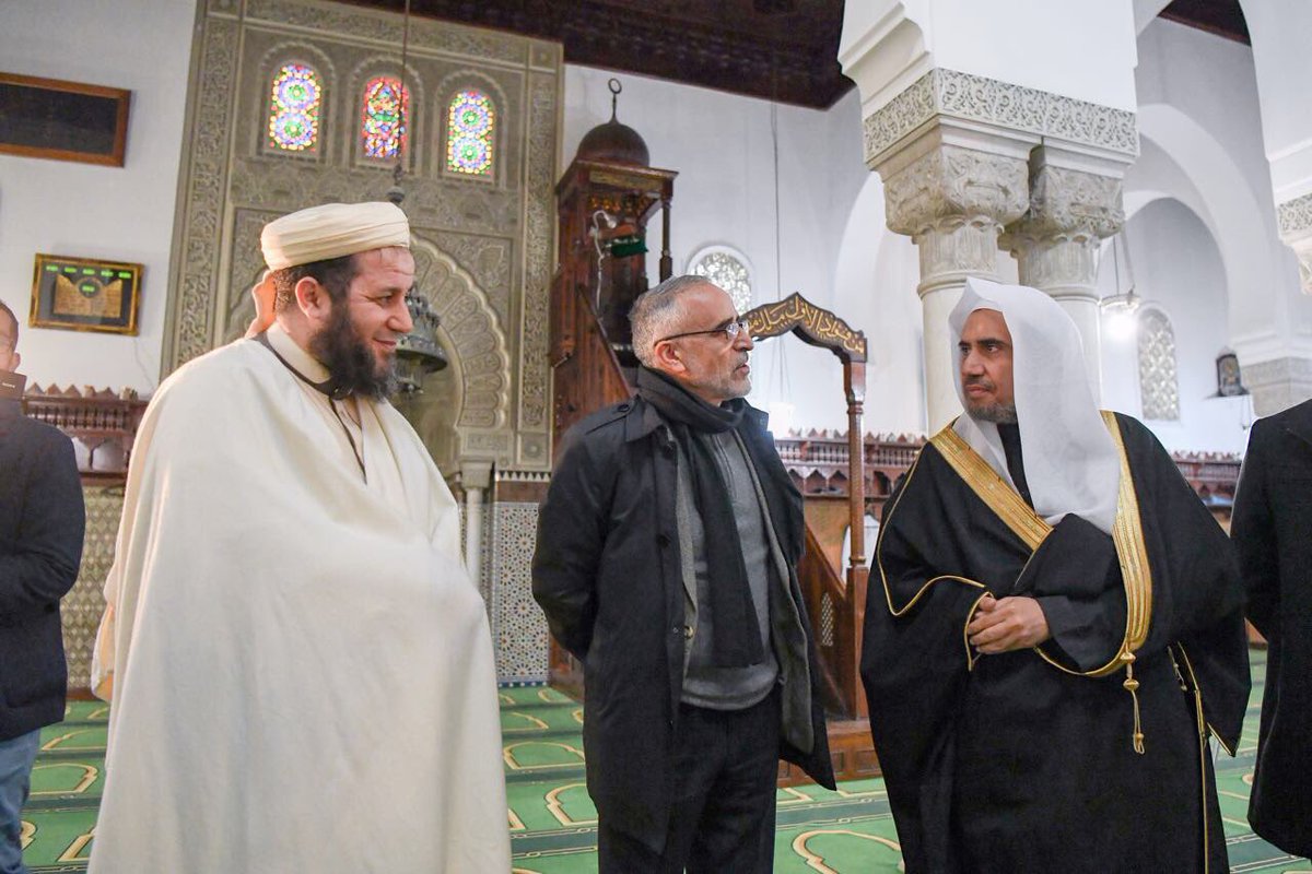 Le SG avec M. Boubakeur, recteur de la mosquée de Paris, des savants et penseurs durant sa visite où il a fait une allocution sur la modération dans l'Islam