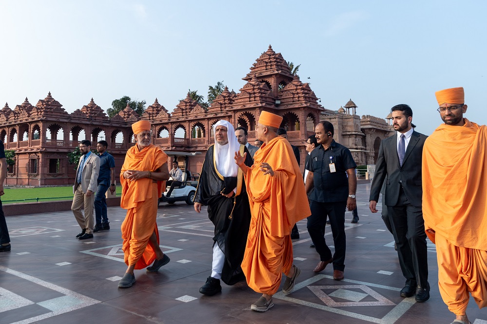 His Excellency Sheikh Dr. Mohammad Al-Issa, the Secretary-General of the MWL, Chairman of the Organization of Muslim Scholars visits the Hindu leadership at their headquarters in the Republic of India