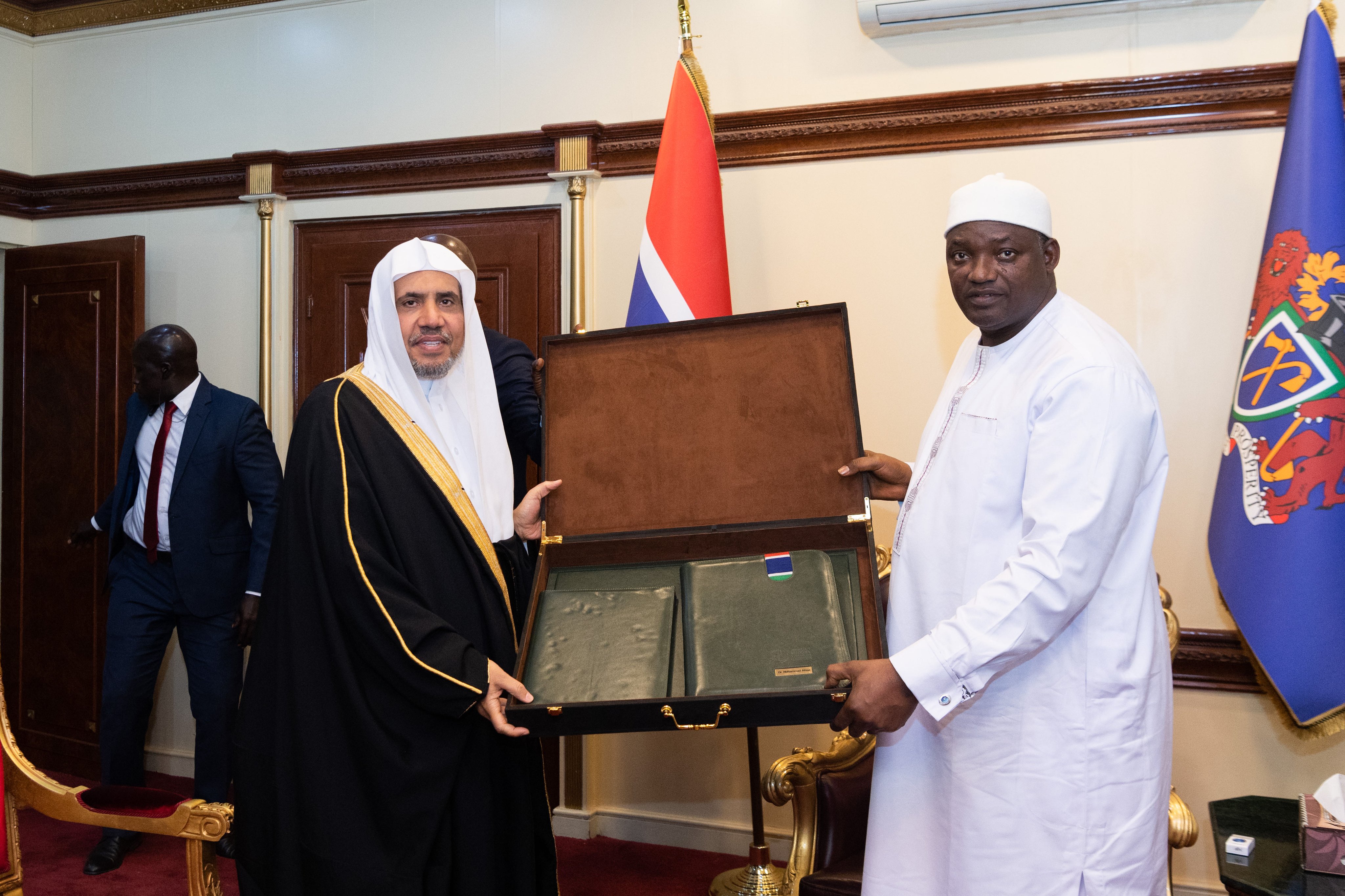 Le Président de la République de Gambie Adama Barrow remet à  Mohammad Alissa le prix d’« Ambassadeur de la paix internationale », lors d’une grande célébration organisée à Banjul.