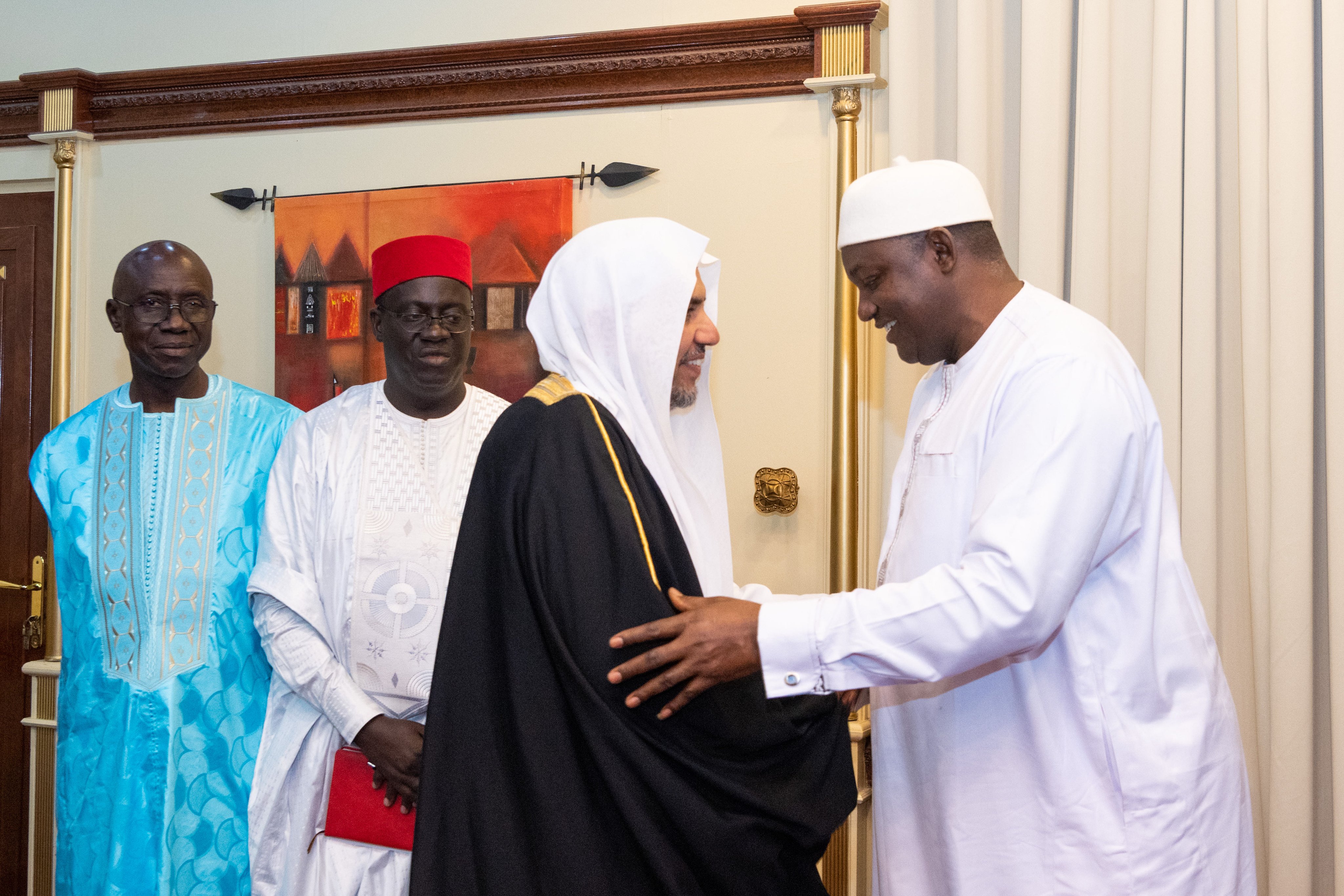 Le Président de la République de Gambie Adama Barrow remet à  Mohammad Alissa le prix d’« Ambassadeur de la paix internationale », lors d’une grande célébration organisée à Banjul.