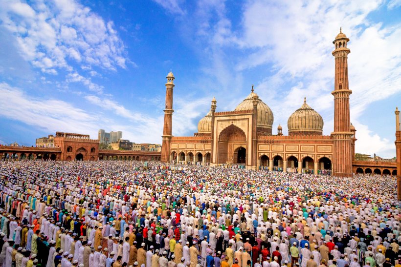 Suite à l'invitation de l'imam et prédicateur de la mosquée, et à l'accueil général des fidèles le Secrétaire Général, Président de l'Organisation des savants musulmans, cheikh Mohammad Al-Issa, fait le sermon du Vendredi à la Grande Mosquée de la capital