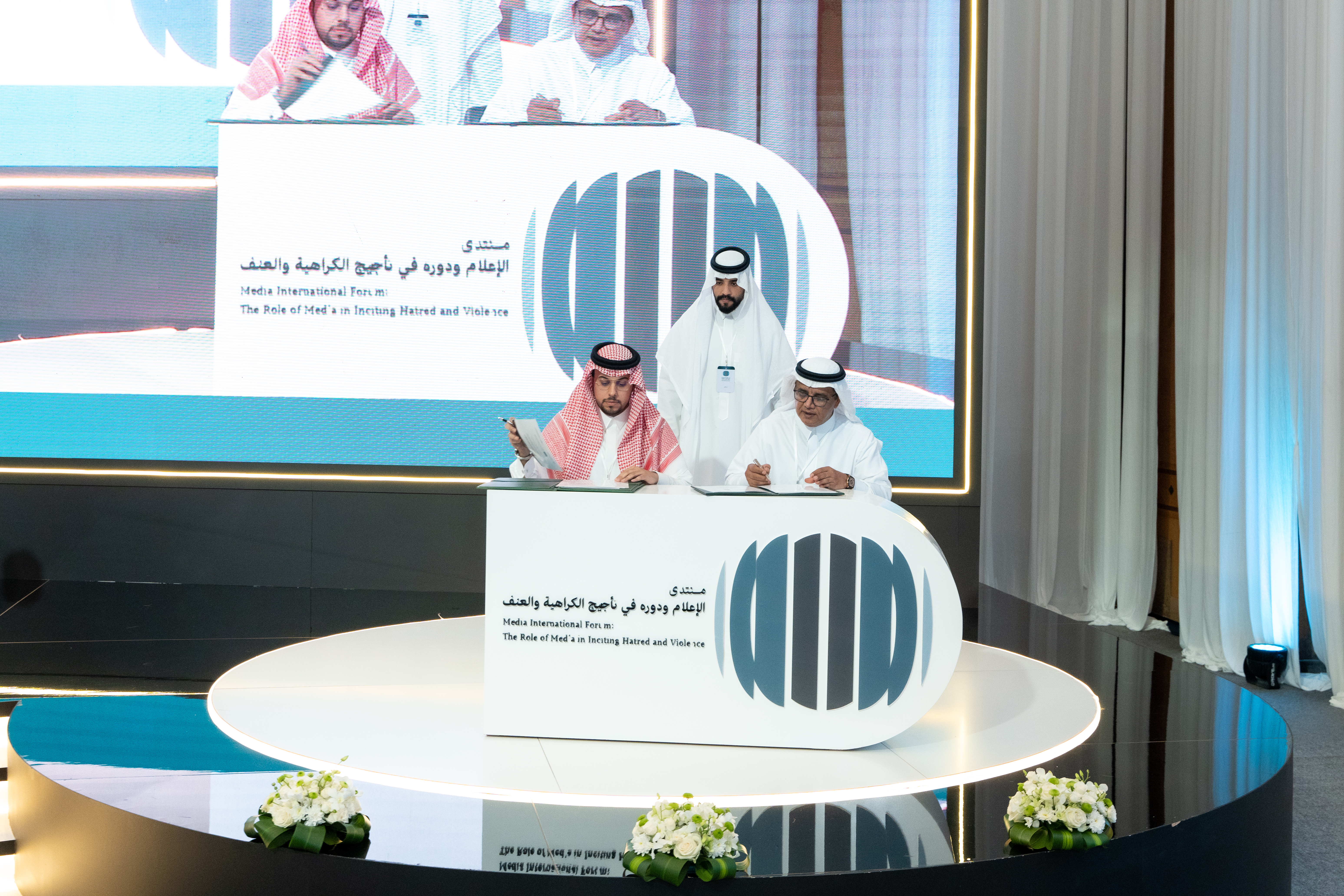 La Ligue islamique mondiale rassemble l'Union des agences de presse islamiques, ainsi que les agences de presse internationales les plus importantes pour le forum international : « Les médias et leur rôle dans l'entretien de la haine et de la violence : les risques de désinformation et de partialité ».
