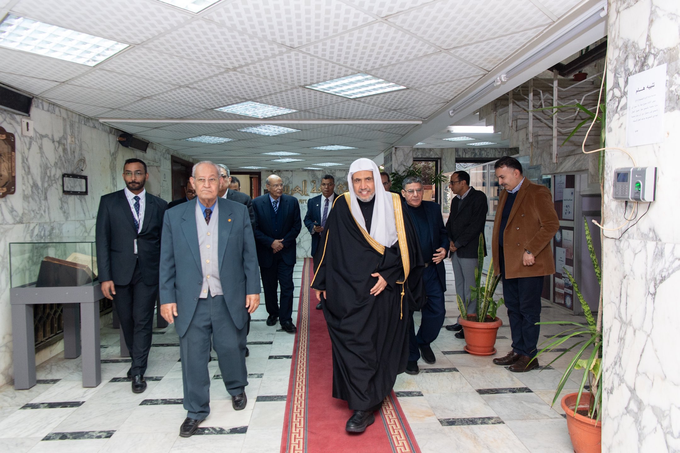 ‏“في سياق زيارته لمصر”، وبدعوةٍ رسميةٍ، وبحُضورِ رئيس المجمع: ‏⁧‫مجمع اللغة العربية‬⁩ بالقاهرة يستضيف معاليَ الأمين العام، فضيلة الشيخ د.⁧‫ محمد العيسى‬⁩، بحضور قيادات المجمع، مستعرِضًا معه عددًا من الموضوعات العلمية ذوات الصلة والاهتمام المُتبادَل