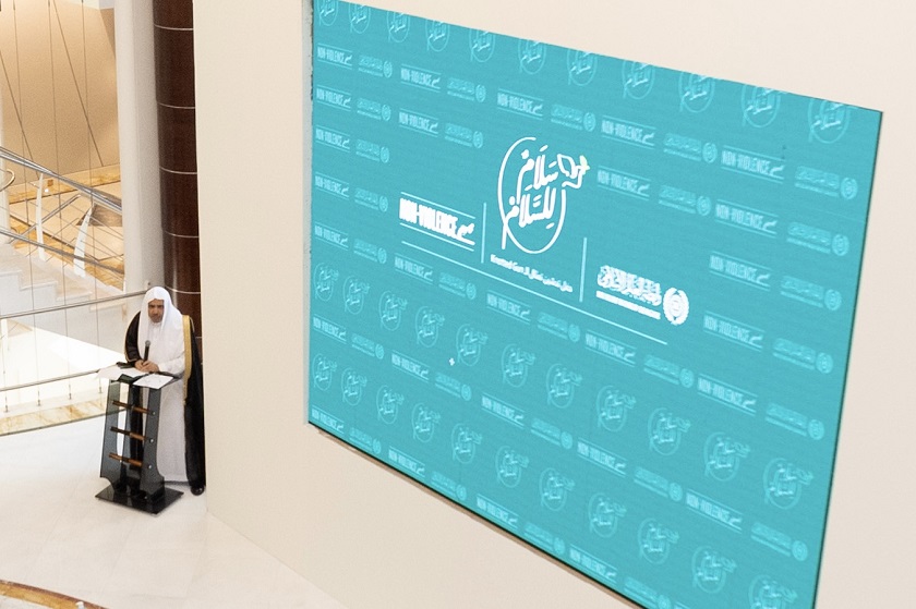 رابطہ عالم اسلامی ،اقوام متحدہ اور سویڈن کے ایک وفد نے عالمی یوم امن کے موقع پر ریاض میں رابطہ کے ذیلی دفتر میں”گرہ بند بندوق“ کی نقاب کشائی کی
