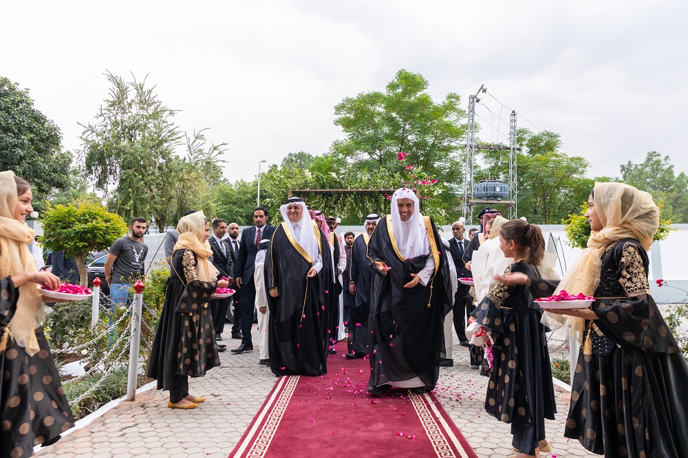 جانب من مظاهر الترحيب بالأمين العام لرابطة العالم الإسلامي في باكستان