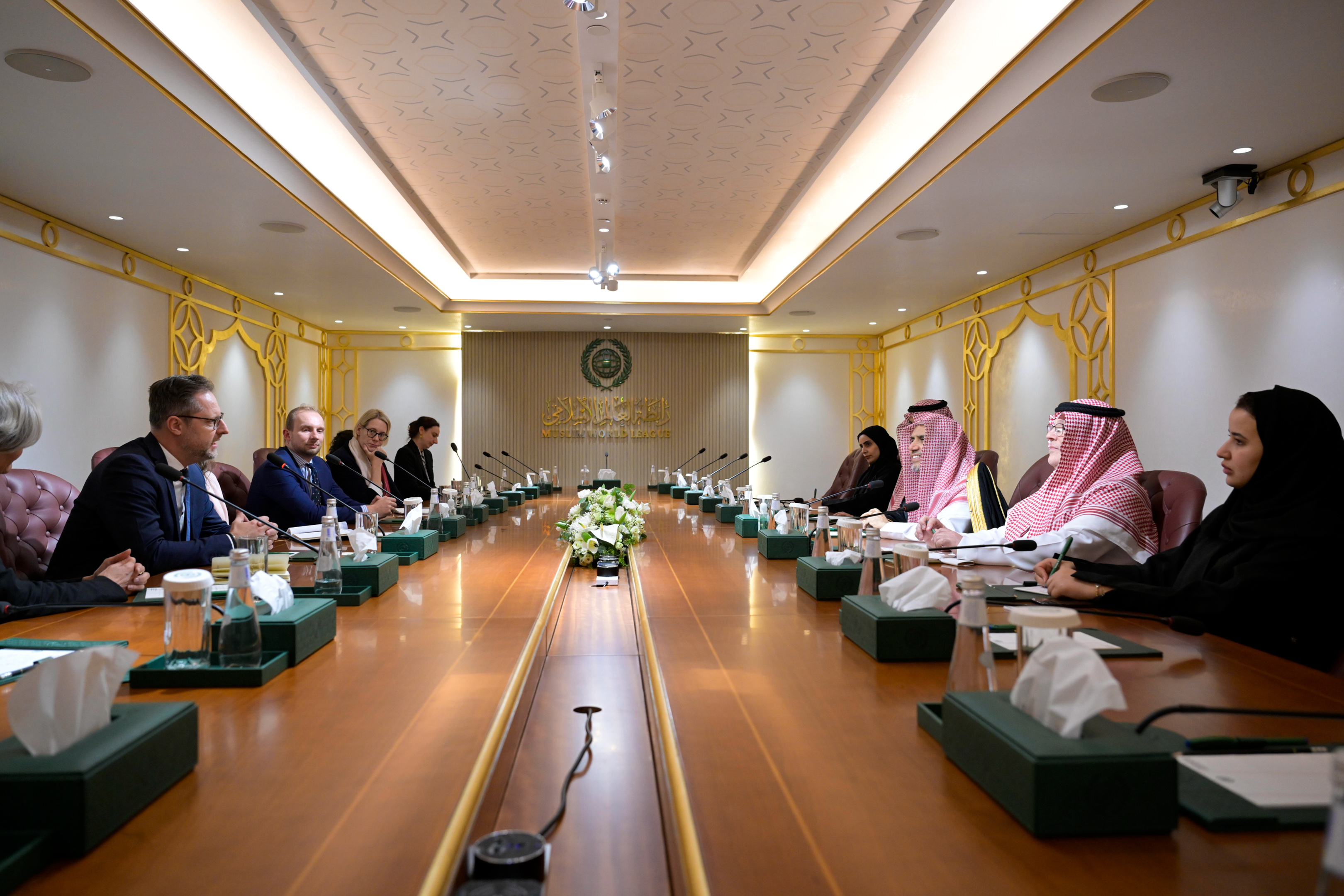 Le Secrétaire général de la Ligue islamique mondiale rencontre une délégation de responsables intellectuels allemands représentant divers centres de recherche et de réflexion.