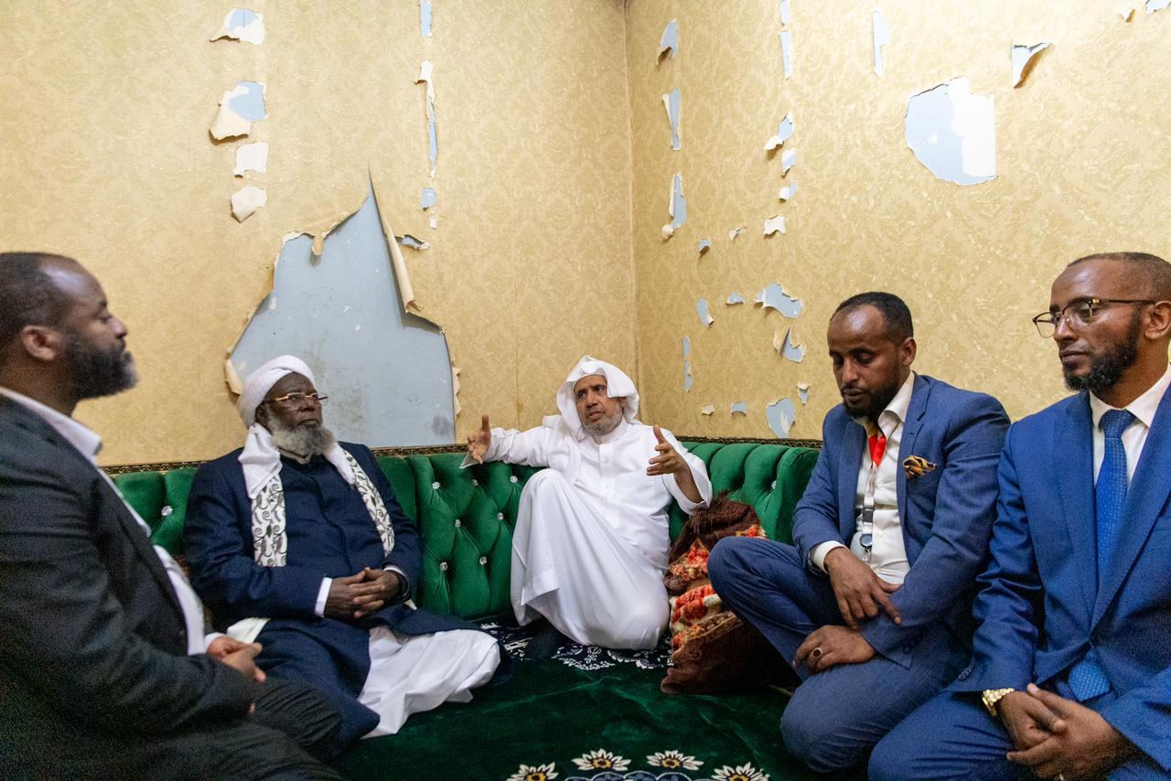 التقى معالي أمين عام رابطة العالم الإسلامي رئيس هيئة علماء المسلمين، فضيلة الشيخ الدكتور محمد بن عبدالكريم العيسى في العاصمة الإثيوبية أديس أبابا، جمعًا من أصحاب السماحة والفضيلة من كبار العلماء والمفتين في القرن الأفريقي