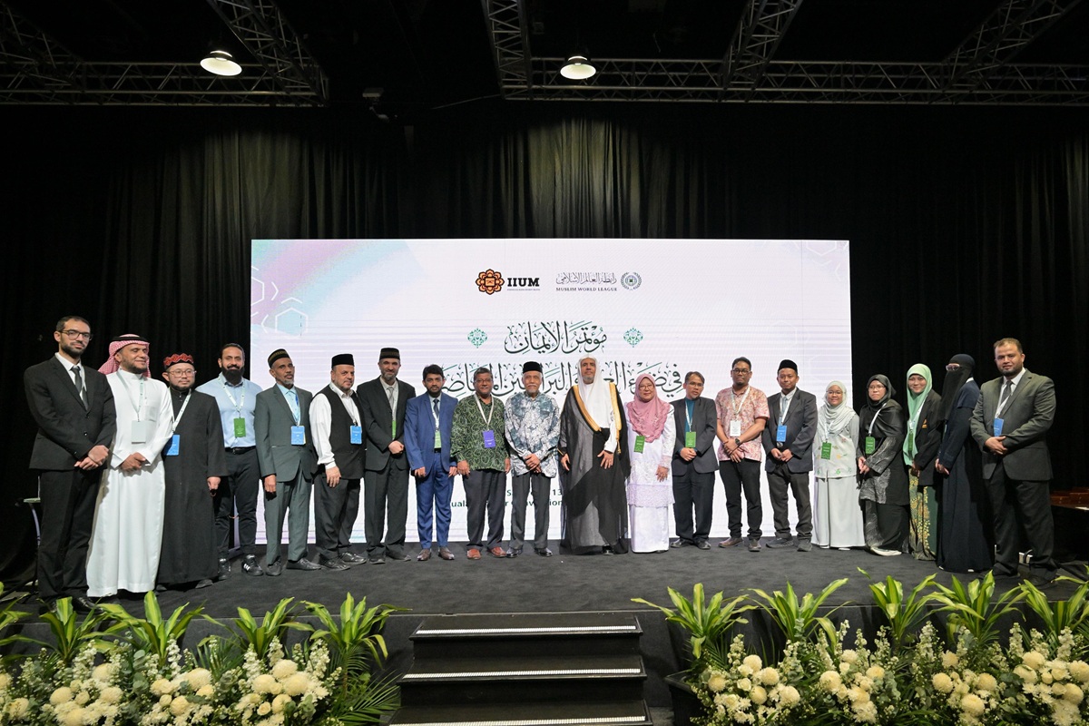 Sekretaris Jenderal Liga Muslim Dunia Membuka Konferensi "Iman dalam Perspektif Sains dan Bukti-Bukti Kontemporer" di Malaysia