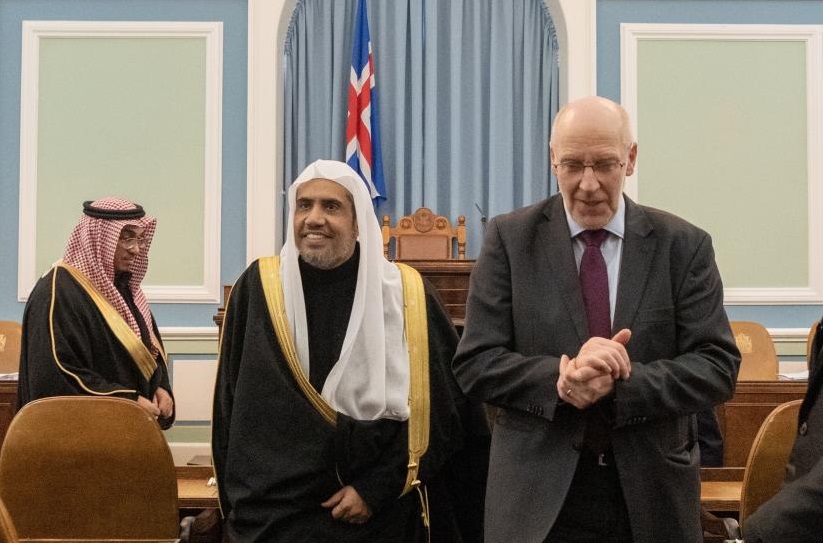 جناب شیخ دکتر محمد العیسی با جناب رئیس پارلمان ایسلند جناب آقای اشتینگریمور سیگووسون و تعدادی از نمایندگان مجلس در محل پارلمان در ریکیاویک