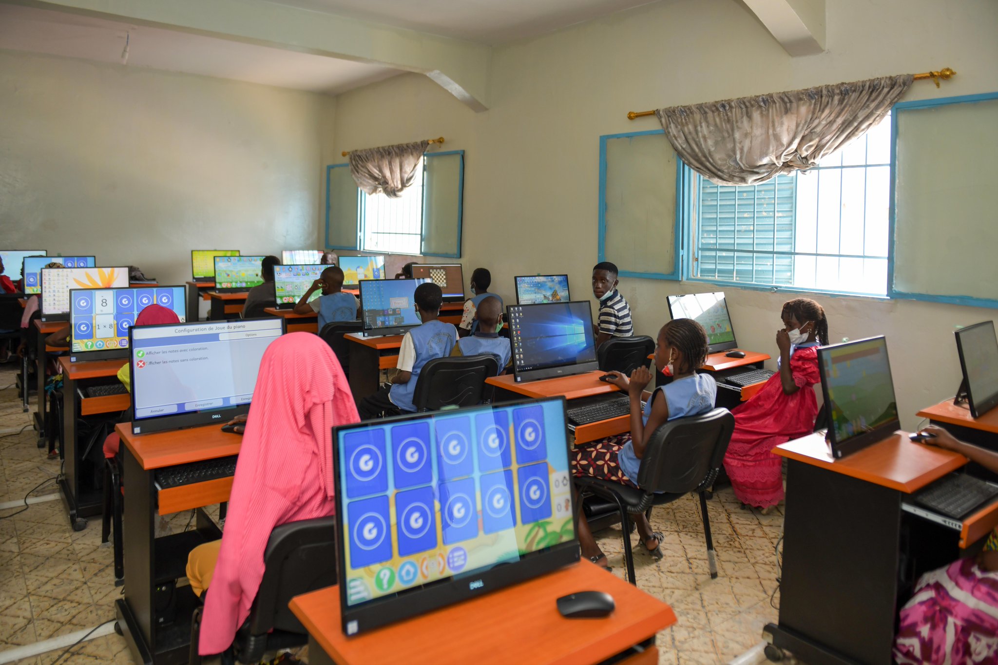 تُواصِلُ رابطة العالم الإسلامي حضورَها التعليميَّ والتربويَّ في أماكن الاحتياج الإسلاميّ، بالتنسيق المُباشر والرسميّ مع حكومة كلِّ دولة؛ وذلك انطلاقًا من مسؤوليةِ الرابطة وواجبها الكبير، بوصفها مرجعيةً دينيةً للشعوب الإسلامية