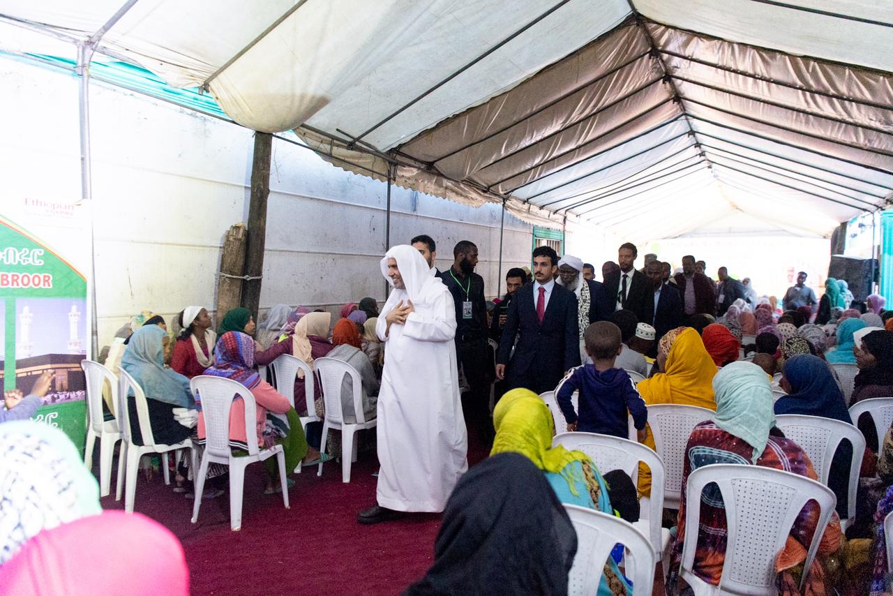 التقى معالي أمين عام رابطة العالم الإسلامي رئيس هيئة علماء المسلمين، فضيلة الشيخ الدكتور محمد بن عبدالكريم العيسى في العاصمة الإثيوبية أديس أبابا، جمعًا من أصحاب السماحة والفضيلة من كبار العلماء والمفتين في القرن الأفريقي