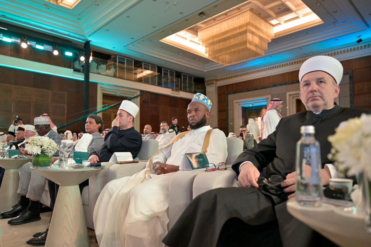 “Minhaj” merupakan yang pertama dari jenisnya dalam sejarah Islam dengan payung otoritas syar’i yang begitu luas, yang menaungi para ulama umat Islam, anggota Majelis, Badan, dan Dewan yang berafiliasi dengan Liga Muslim Dunia