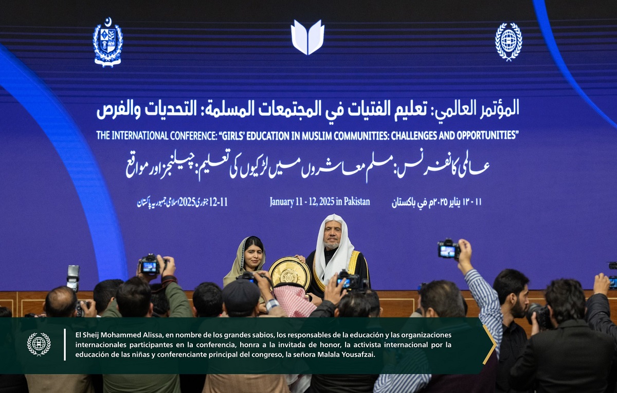 En presencia del Secretario General, el Sheij Mohammed Al-Issa, la activista internacional por la educación de las niñas, Malala Yousafzai, presentó el mensaje principal de la iniciativa de la Liga del Mundo Islámico :