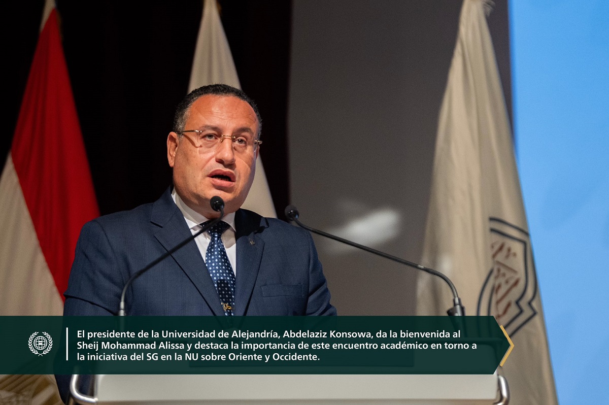En presencia de cerca de 1600 personas, entre ellas Ministros, directores de universidades, decanos de facultades, académicos y estudiantes: