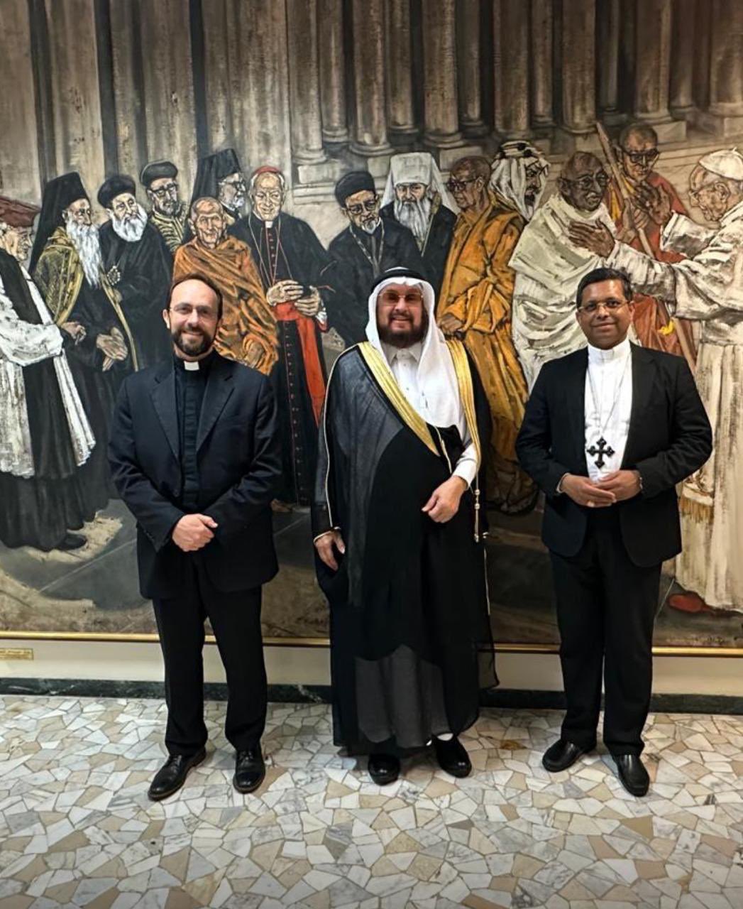 En nombre del Secretario General, el Sheij Mohammed Alissa  , el Dr. Abdulaziz Sarhan, asesor y enviado de coordinación de la Ligadel MundoIslamico ante el Vaticano, participó hoy en las ceremonias de entronización del Papa León XIV.