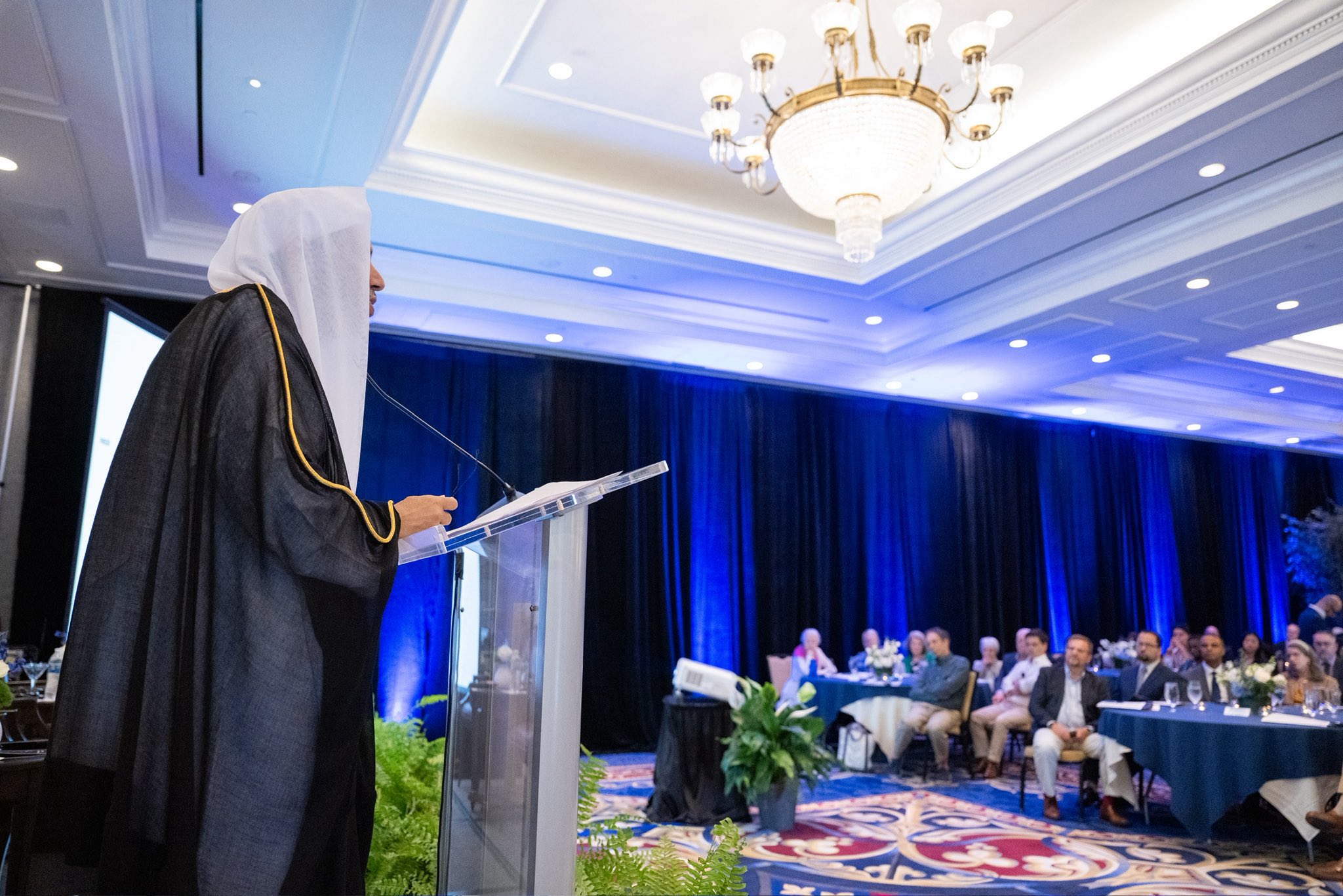 دیشب: دانشگاه معتبر و جهانی «دوک» (Duke University) در ایالات متحده، میزبان یک سخنرانی علمی از سوی جناب آقای دکتر شیخ محمد العيسى    ، دبیرکل سازمان همبستگی جهان اسلام و رئیس انجمن علمای مسلمان، با موضوع «تمدن اسلامی و سیر آن در علوم و ادبیات» بود