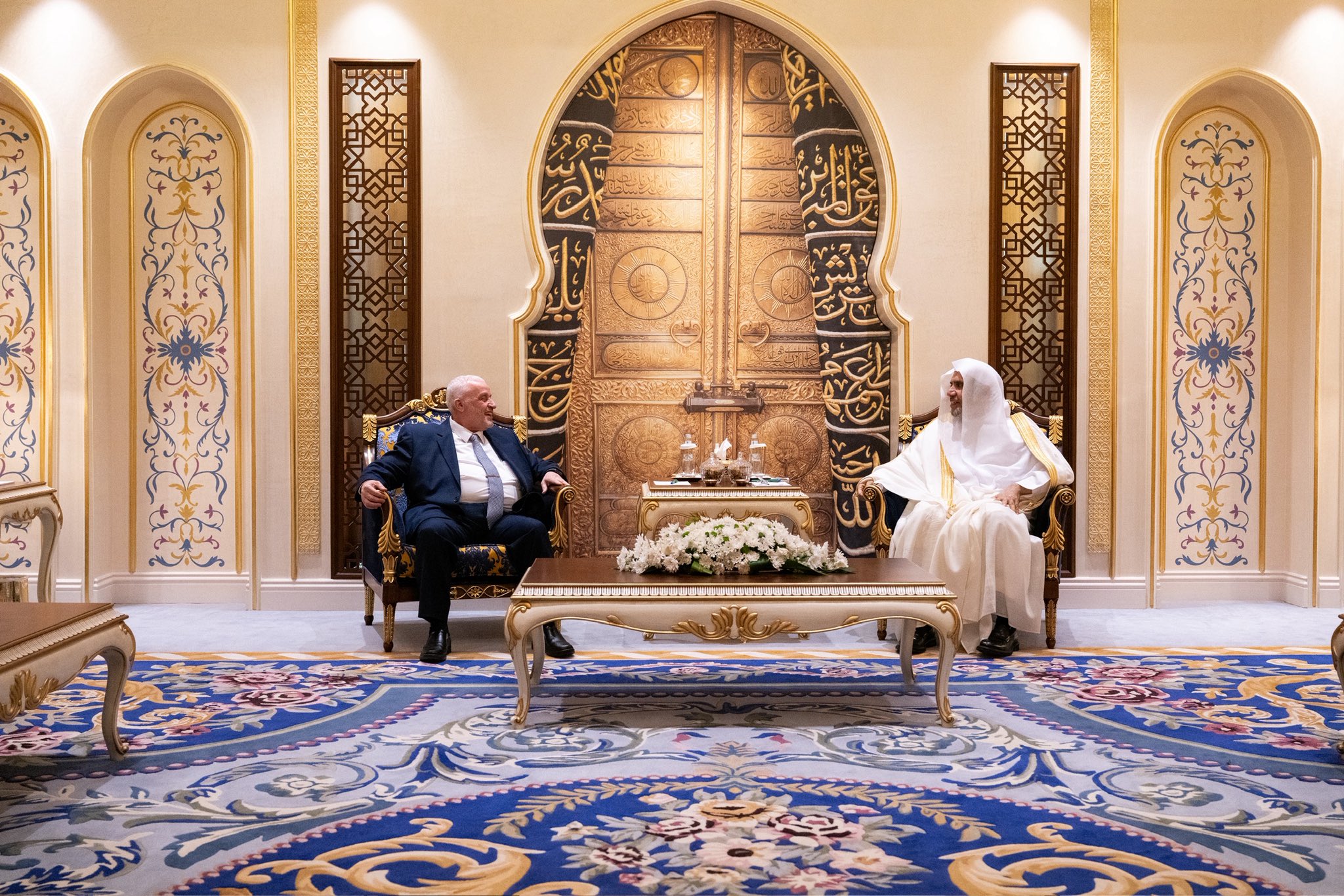 Yang Mulia Sekretaris Jenderal LMD, Ketua Organisasi Ulama Muslim, Syekh Dr. Mohammed Al-Issa menerima kunjungan Yang Mulia Menteri Wakaf Republik Arab Suriah, Syekh Dr. Mohammad Abu Al-Khair Shukri.