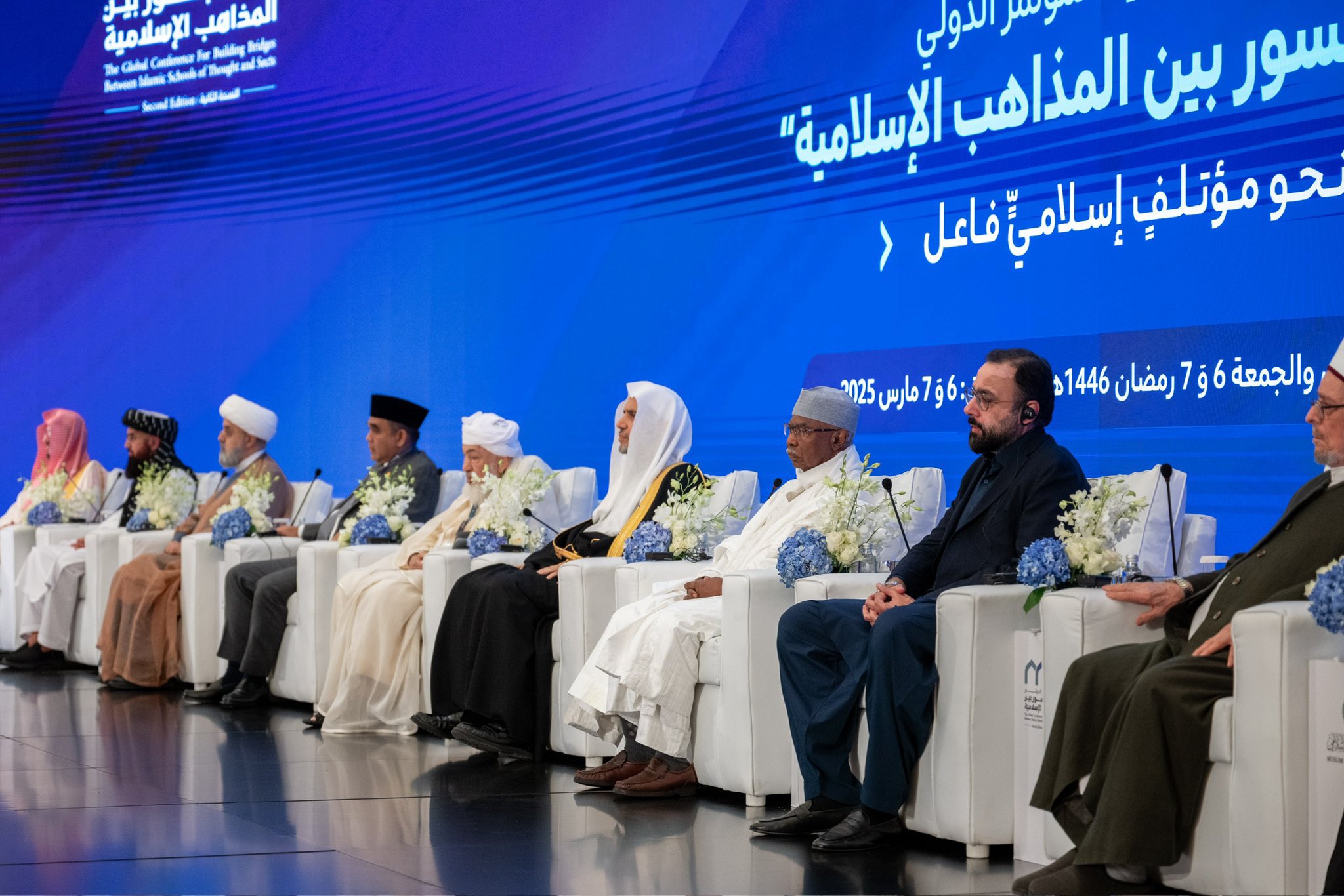 برای نخستین‌بار در تاریخ اسلام و با امضای علمای امت، حامل خیر برای تمام تنوع مذهبی، منشأگرفته از مهد رسالت اسلامی در مکه مکرمه و تحت حمایت کریمانه خادم حرمین شریفین، ملک سلمان بن عبدالعزیز آل سعود، پادشاه ممكت عربستان سعودی (حفظه‌الله)