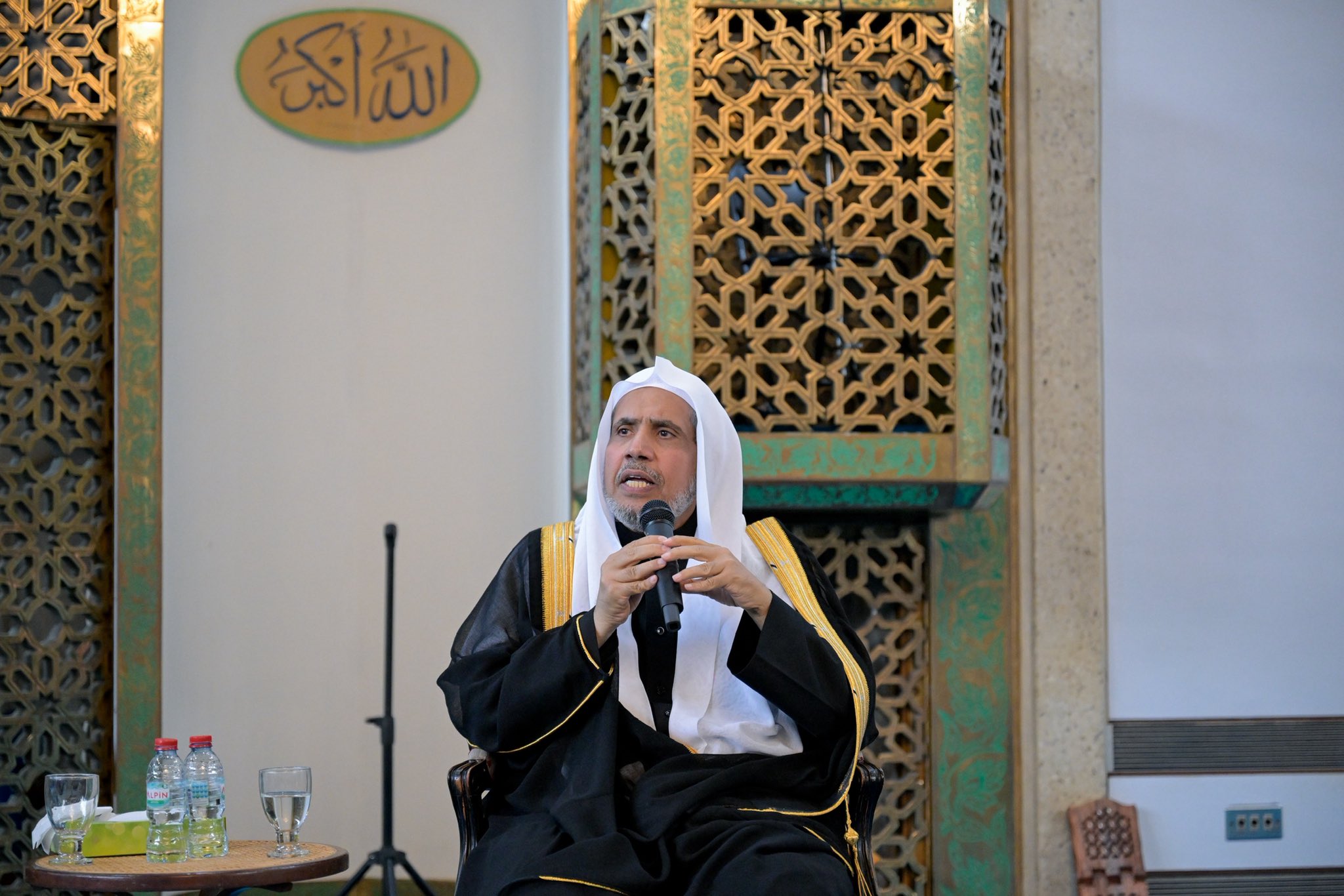 Le Centre Islamique de Londres, capitale du Royaume-Uni, a accueilli une rencontre élargie entre le Secrétaire général et Président de l’Organisation des savants musulmans, cheikh Mohammed Alissa, et les responsables musulmans de tout le Royaume-Uni