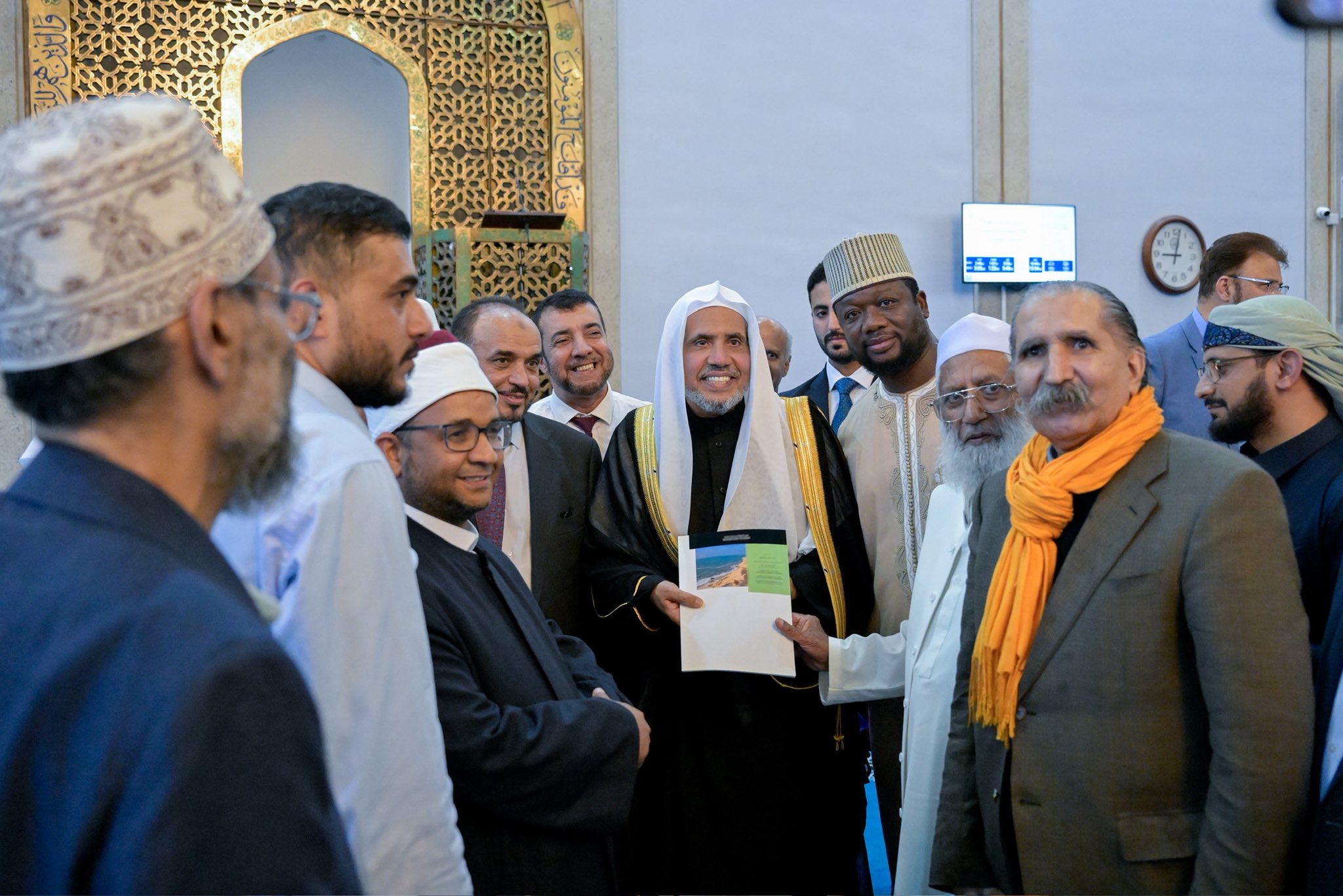 استضاف المركز الإسلامي في العاصمة البريطانية "لندن" لقاءً موسَّعاً بين معالي الأمين العام، رئيس هيئة علماء المسلمين، فضيلة الشيخ د.⁧‫محمد العيسى‬⁩ ⁦‬⁩ ، والقيادات الإسلامية في عThe Islamic Centre in the British capital, London, hosted an extensive meeting between H.E. Sheikh Dr. Mohammed Alissa —Secretary-General of the MWL and Chairman of the Organization of Muslim Scholars—and Islamic leadership figures from across the United Kingdom.موم المملكة المتحدة