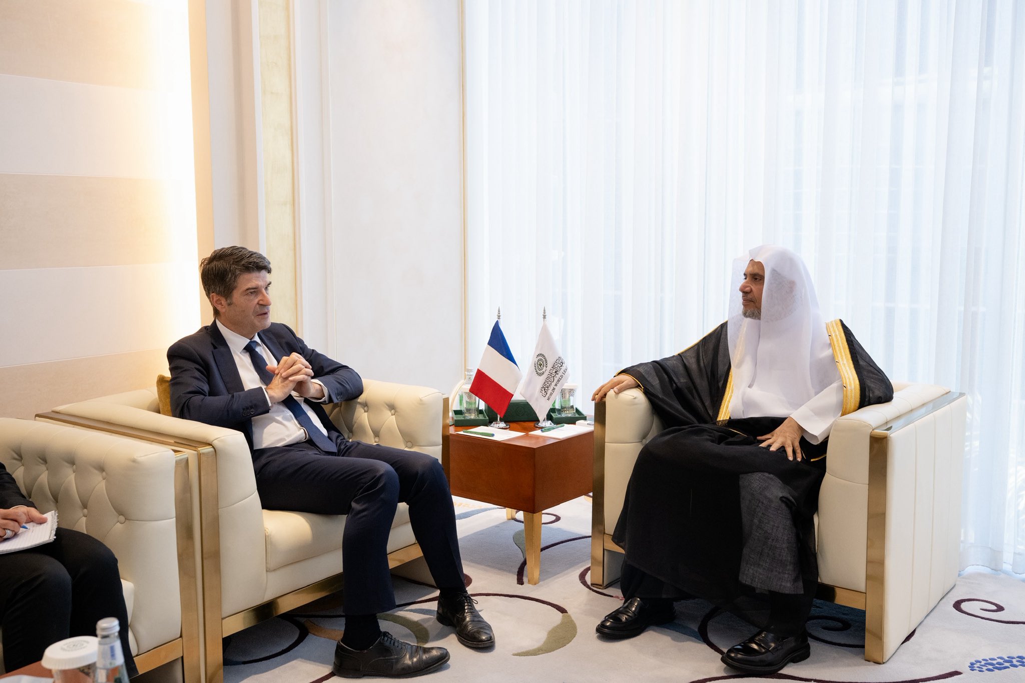 Yang Mulia Sekretaris Jenderal LMD, Ketua Organisasi Ulama Muslim, Syekh Dr. Mohammed Alissa, bertemu dengan Yang Mulia Duta Besar Republik Prancis untuk Kerajaan Arab Saudi, Tuan Patrick Maisonnave, di kantornya di Riyadh pada siang hari ini.