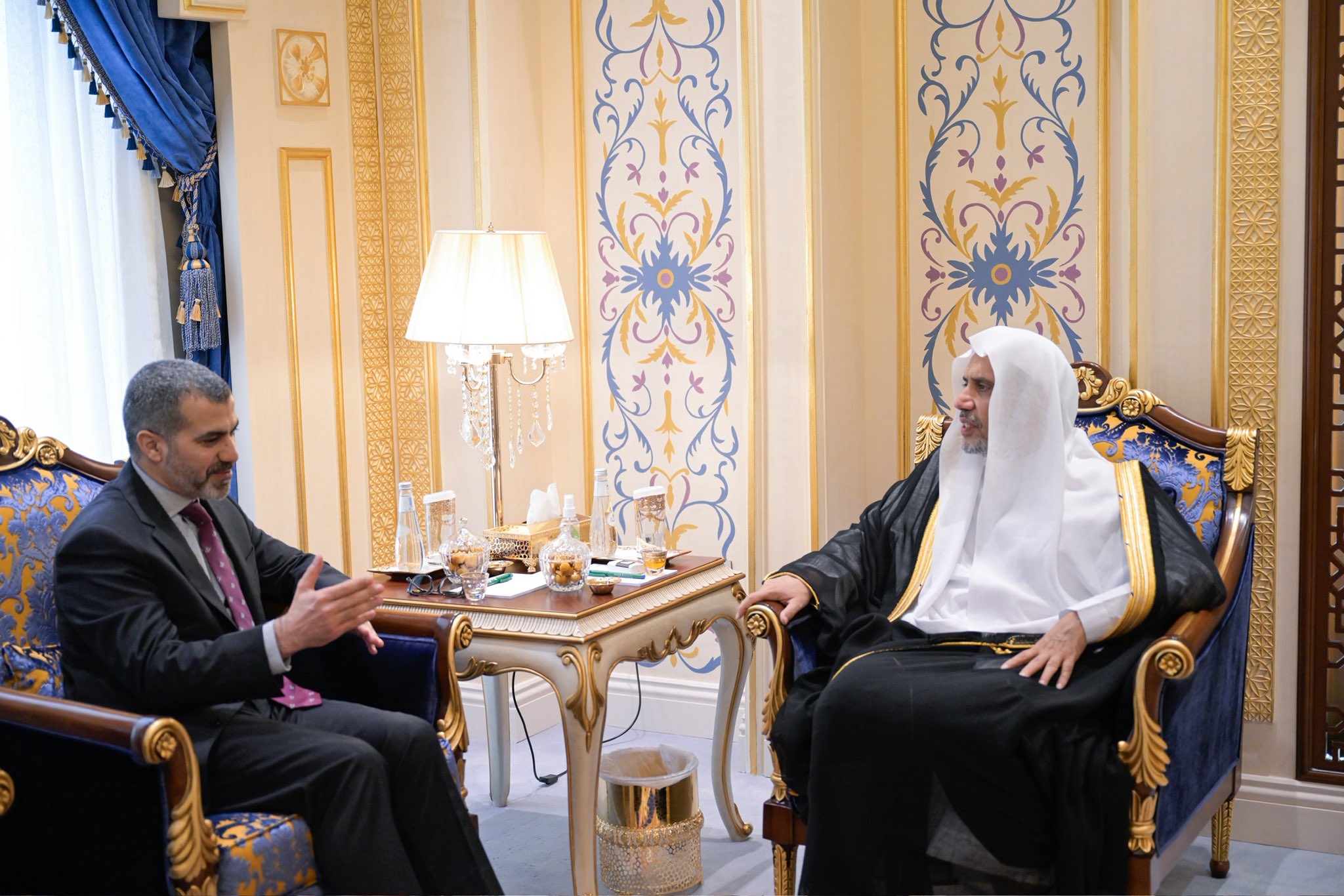 Di kantornya di Makkah, Yang Mulia Sekretaris Jenderal LMD, Ketua Organisasi Ulama Muslim, Syekh Dr. MohammedAlissa, menerima kunjungan Yang Mulia Konsul Jenderal Republik Irak untuk Kerajaan Arab Saudi, Tuan Muhammad Samir Al-Naqshbandi