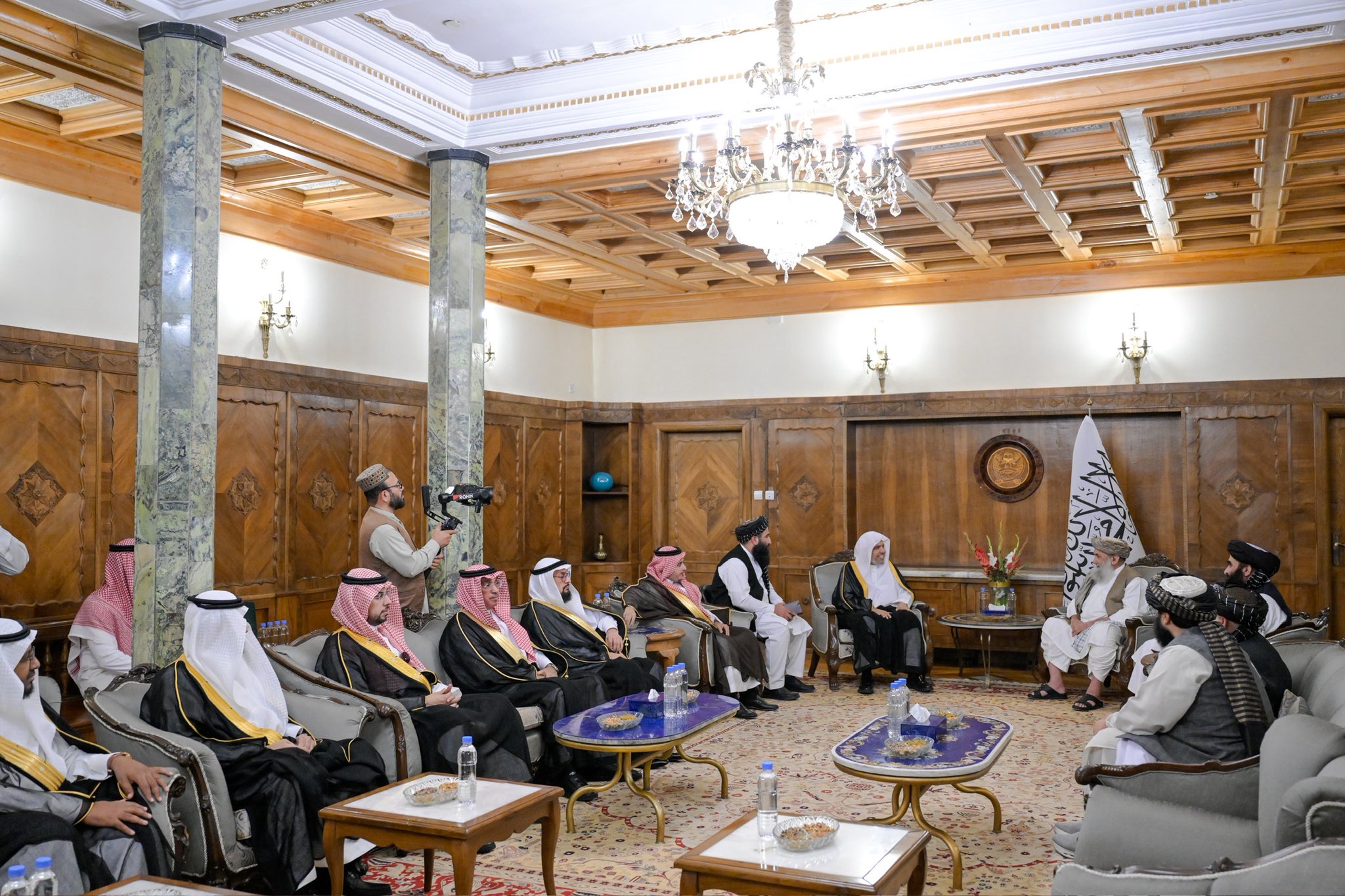 Yang Mulia Perdana Menteri Afghanistan, Mullah Mohammad Hassan Akhund, menyambut Yang Mulia Sekretaris Jenderal LMD, Ketua Organisasi Ulama Muslim, Syekh Dr. Mohammed Alissa