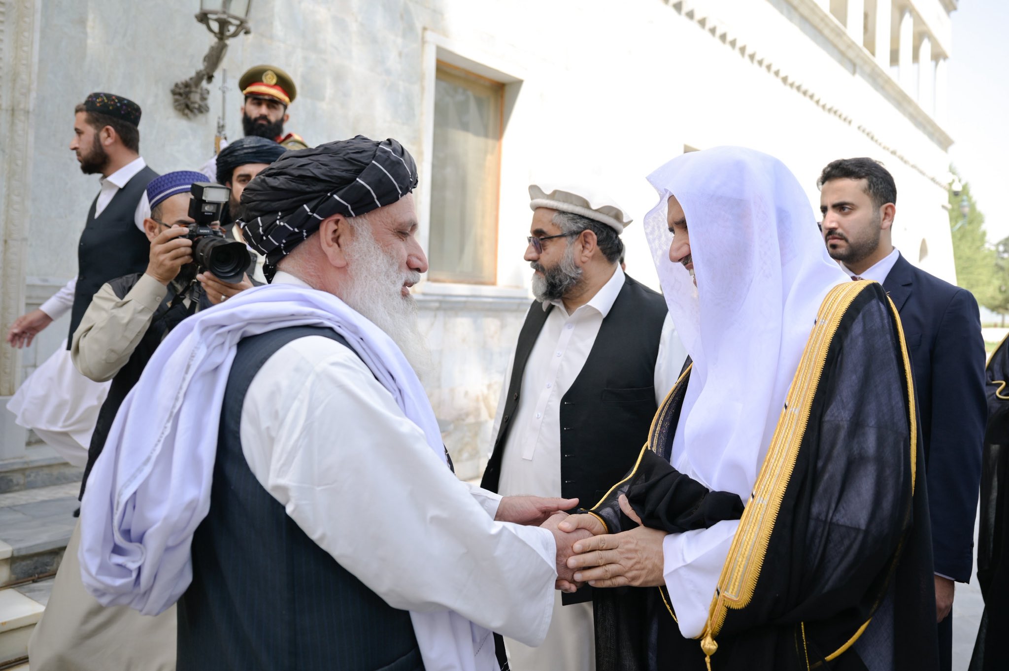 Yang Mulia Perdana Menteri Afghanistan, Mullah Mohammad Hassan Akhund, menyambut Yang Mulia Sekretaris Jenderal LMD, Ketua Organisasi Ulama Muslim, Syekh Dr. Mohammed Alissa