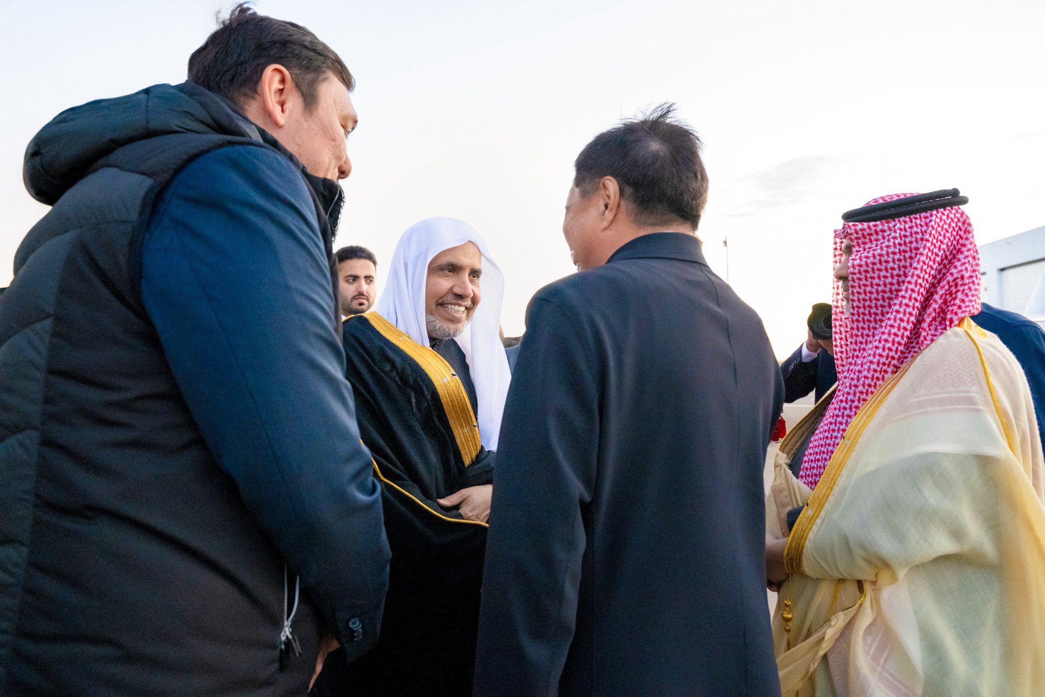 Por invitación oficial del gobierno, con el fin de celebrar una serie de encuentros y eventos relacionados con las misiones de la Liga, de conformidad con su vocación universal: