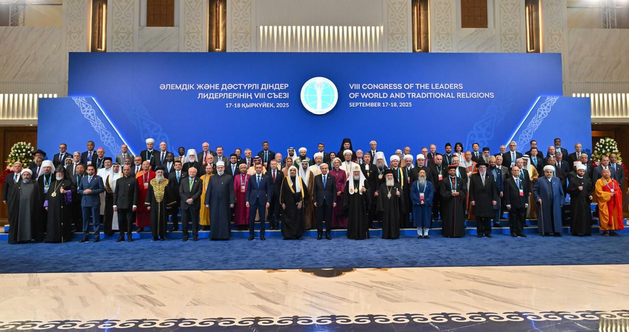 El Secretario General de la Liga del Mundo Islámico, Presidente del Consejo de Ulemas, el Sheij Mohammed Al-Issa dirigiéndose a los participantes de la sesión inaugural de la «Cumbre Mundial de las Religiones»