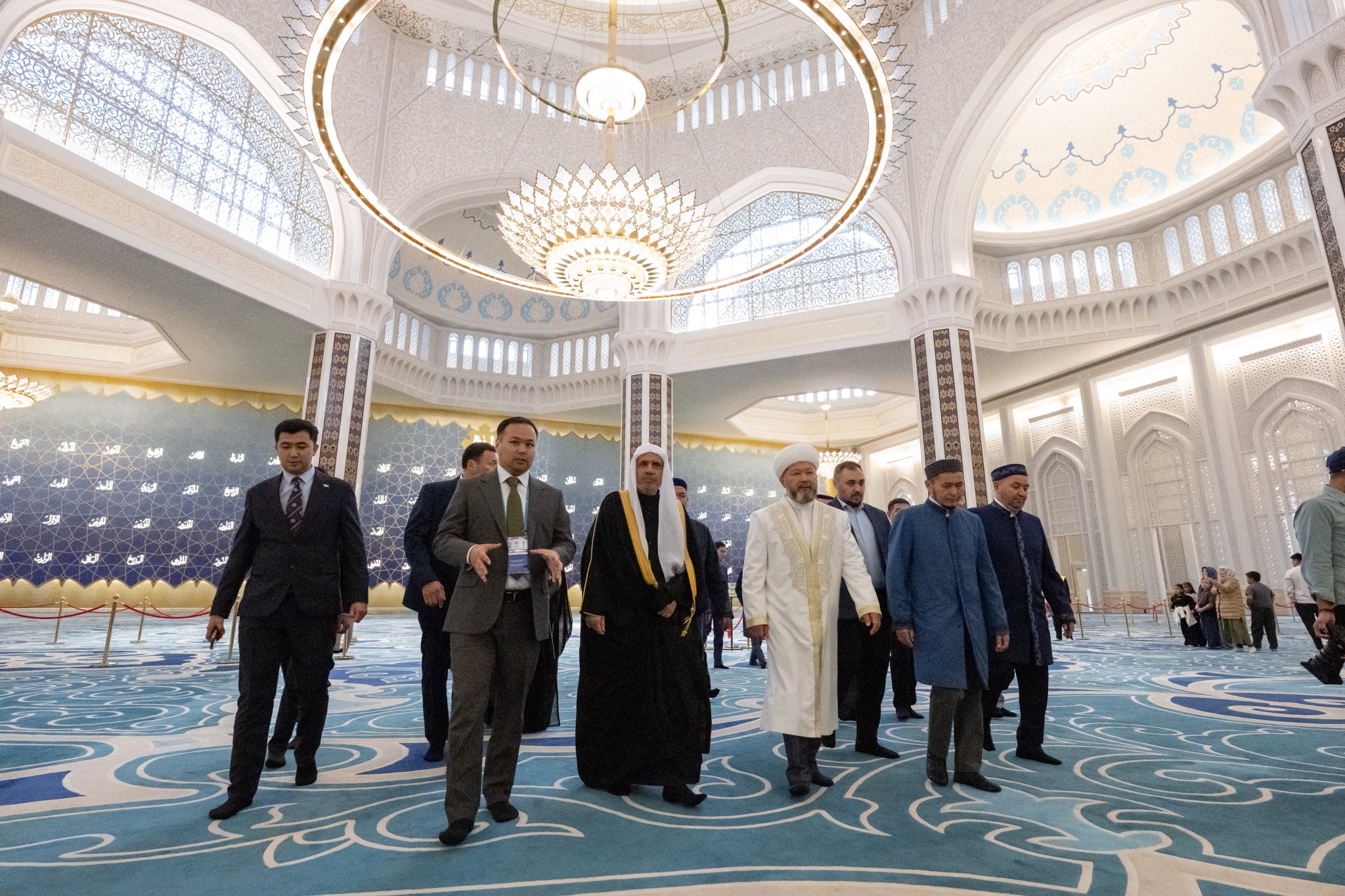 El Secretario General de la Liga del Mundo Islámico, Presidente del Consejo de Ulemas, el Sheij Mohammed Al-Issa, visitó la Gran Mezquita de Astaná, donde asistió a una presentación sobre ella ofrecida por el Gran Muftí, el Sheij Nourzbay Haji Taganuly.