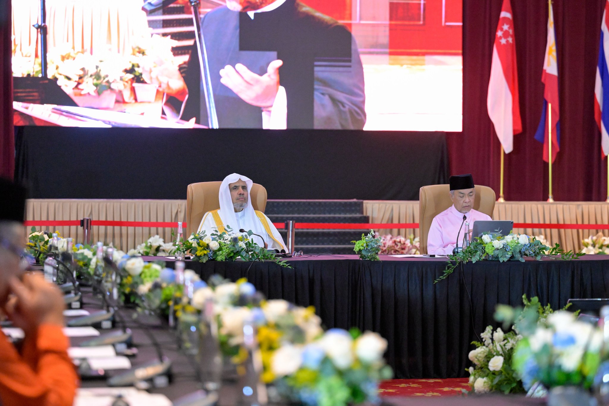 "Majelis Ulama ASEAN" di bawah naungan Liga Muslim Dunia, menegaskan dalam sesi ketiga di ibu kota Malaysia, "Kuala Lumpur", mengenai hal-hal berikut: