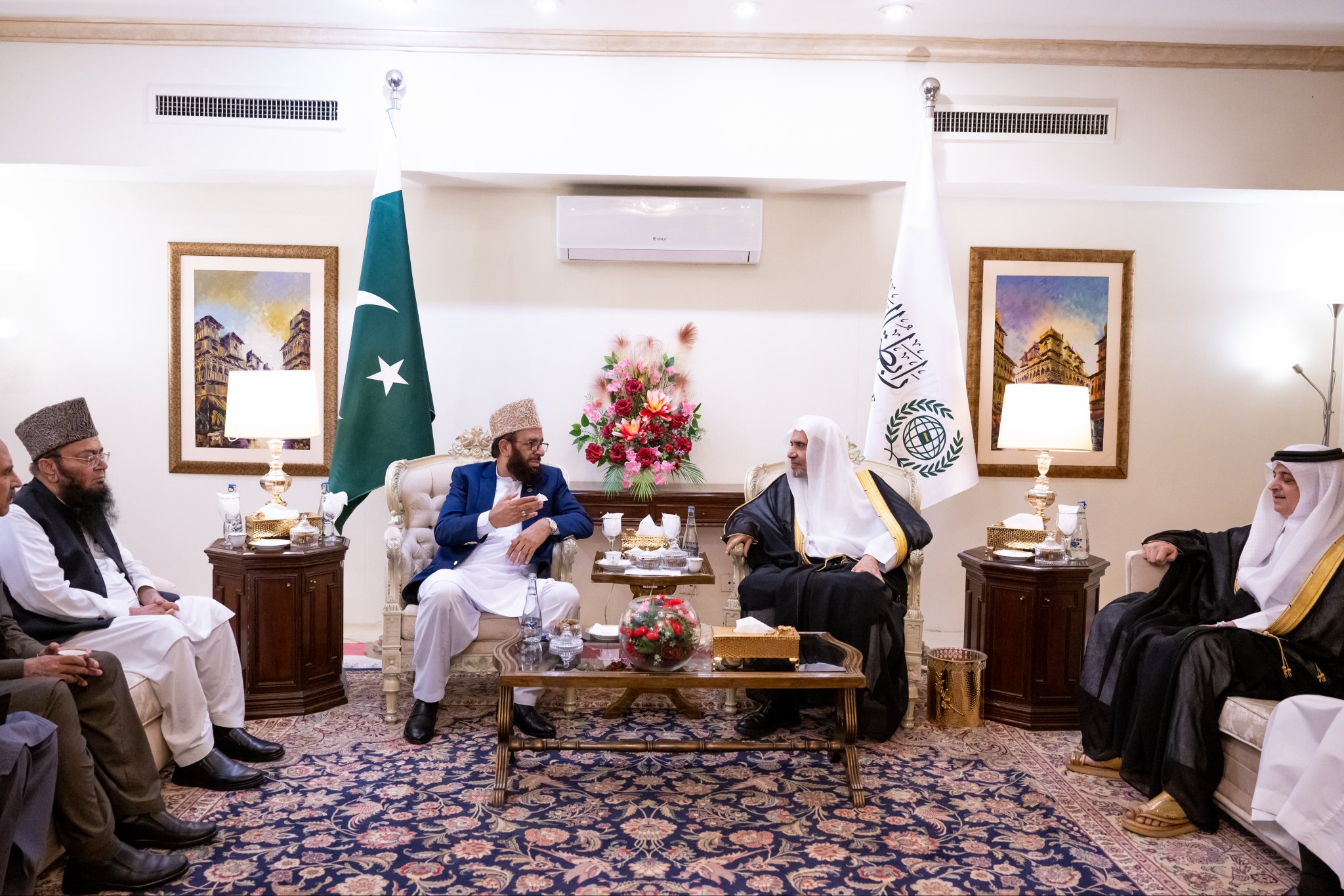 El Secretario General de la Liga del Mundo Islámico, Presidente del Consejo de Ulemas, el Sheij Mohammed Alissa , recibió al Sr. Sardar Muhammad Yousaf, Ministro Federal de Asuntos Religiosos y Tolerancia.