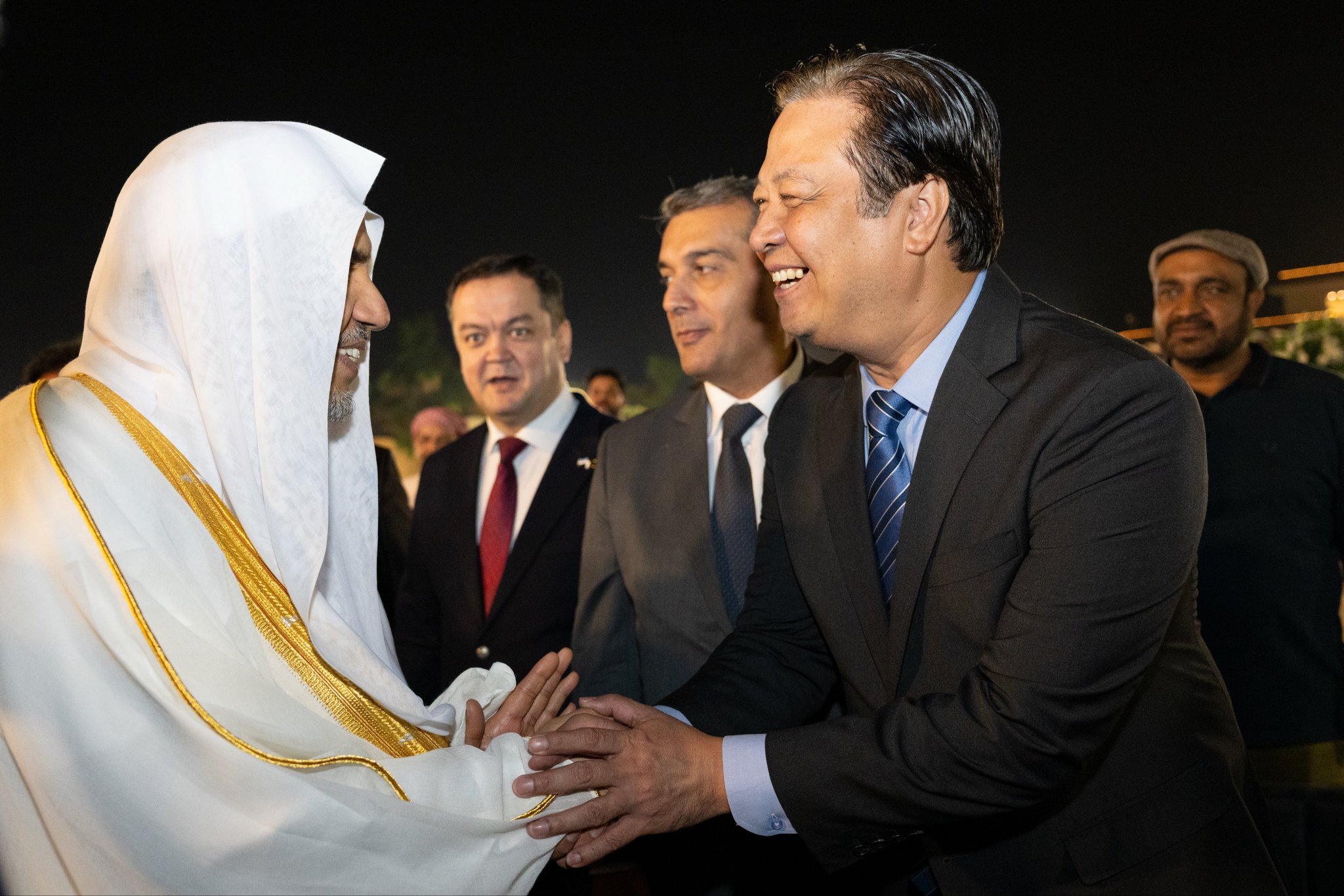 El Sr. Muhammad Talha Mahmood, Presidente de la Comisión de Defensa del Senado de Pakistán, organizó una cena en honor del Secretario General de la Liga del Mundo Islámico, Presidente del Consejo de Ulemas, el Sheij Mohammed Alissa