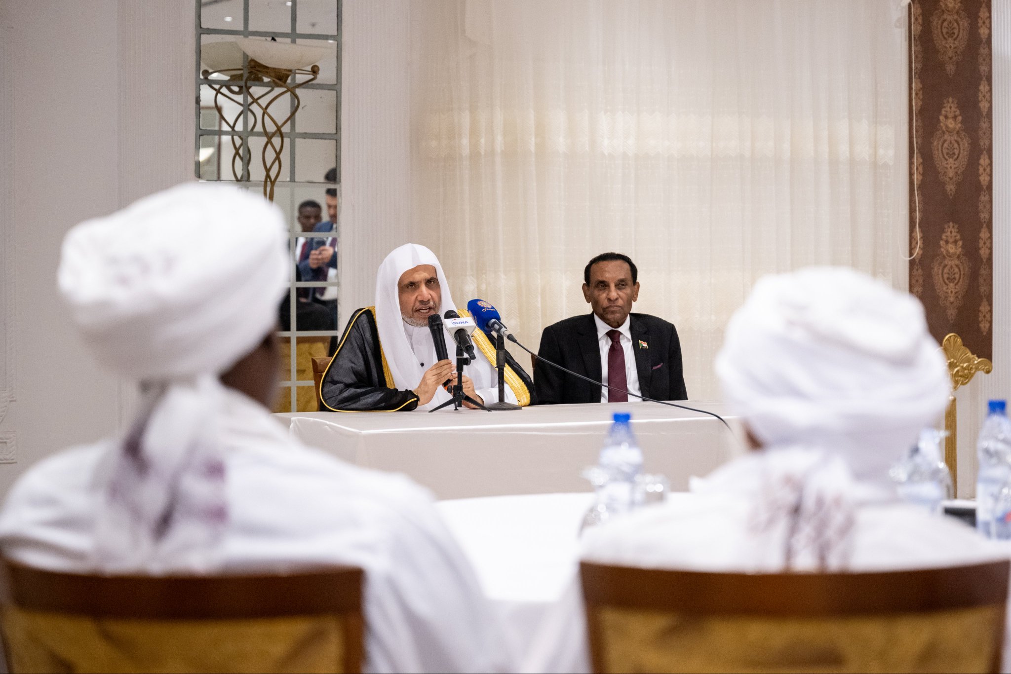 امشب، و با حضور نخست‌وزیر سودان، جنابِ آقاي دکتر شيخ محمد العیسی ، دبیرکل سازمان همبستگی جهان اسلام و رئیس انجمن علمای مسلمان، با هیئتی از علمای جمهوری سودان دیدار کرد