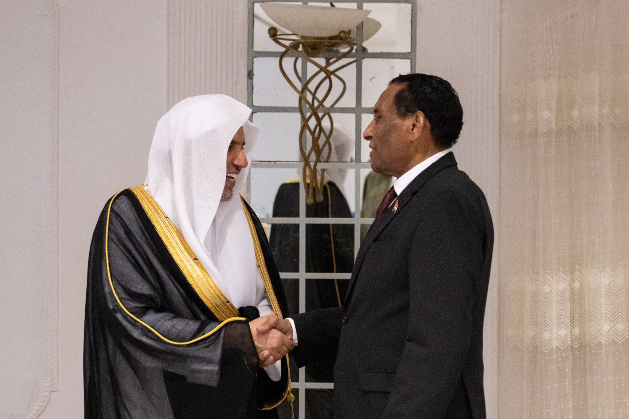 El Secretario General en Sudán: Cooperación y apoyo con el objetivo de restablecer los fundamentos de la estabilidad y la paz, a través de una serie de encuentros que el Sheij Mohammed Alissa mantuvo con dirigentes del gobierno y delegaciones de ulemas.